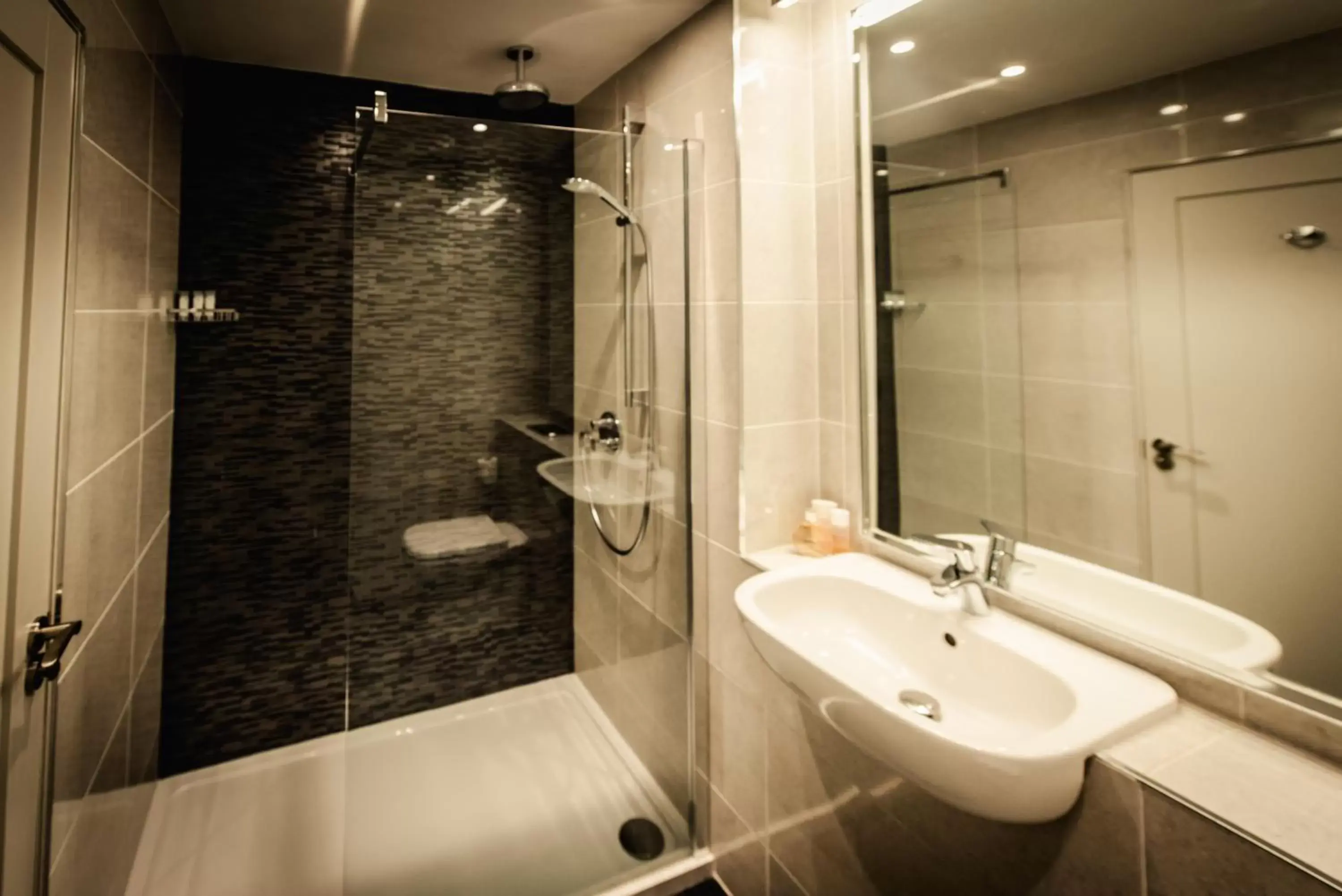 Shower, Bathroom in Hotel Isaacs Cork City