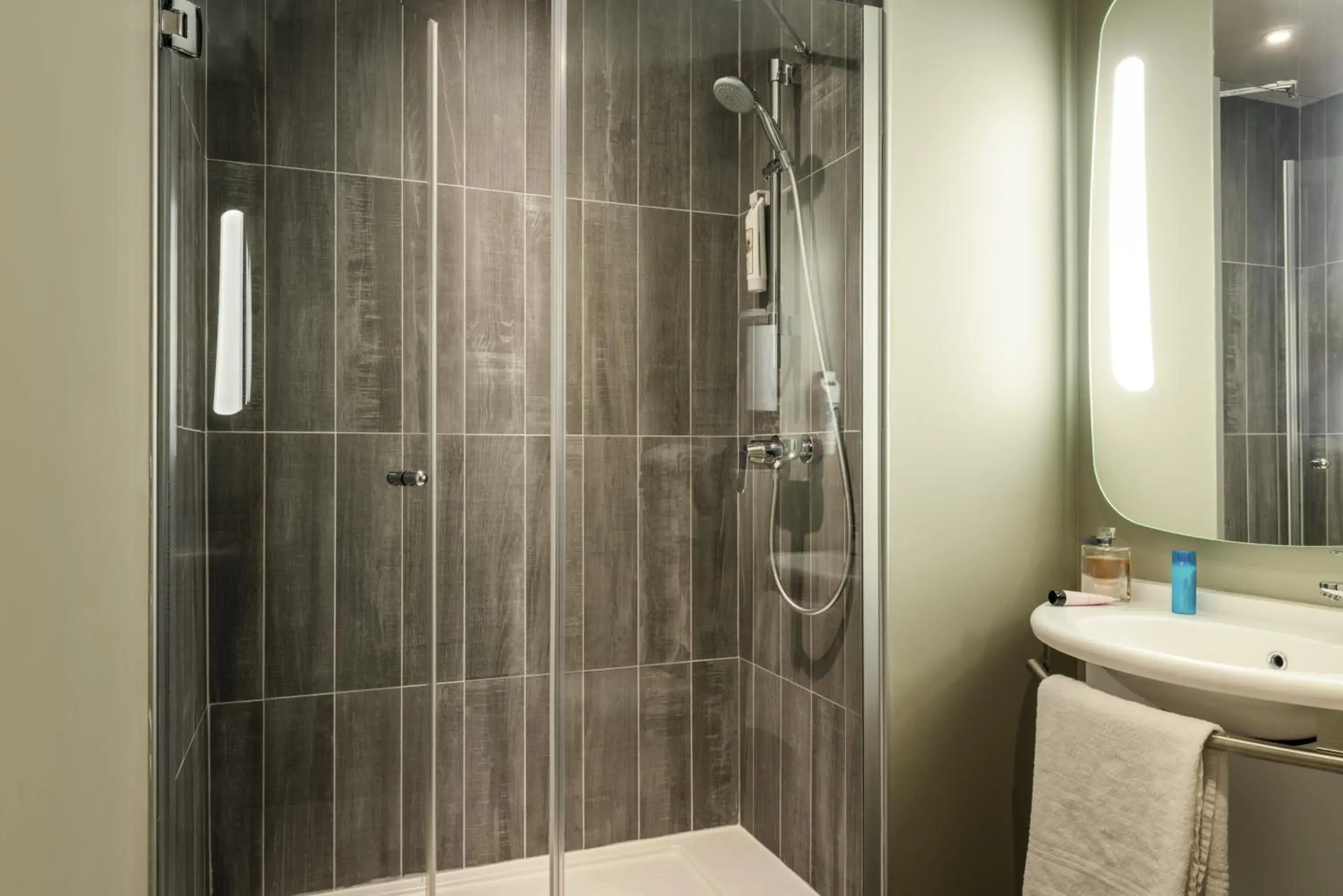 Shower, Bathroom in ibis Paris Avenue de la Republique