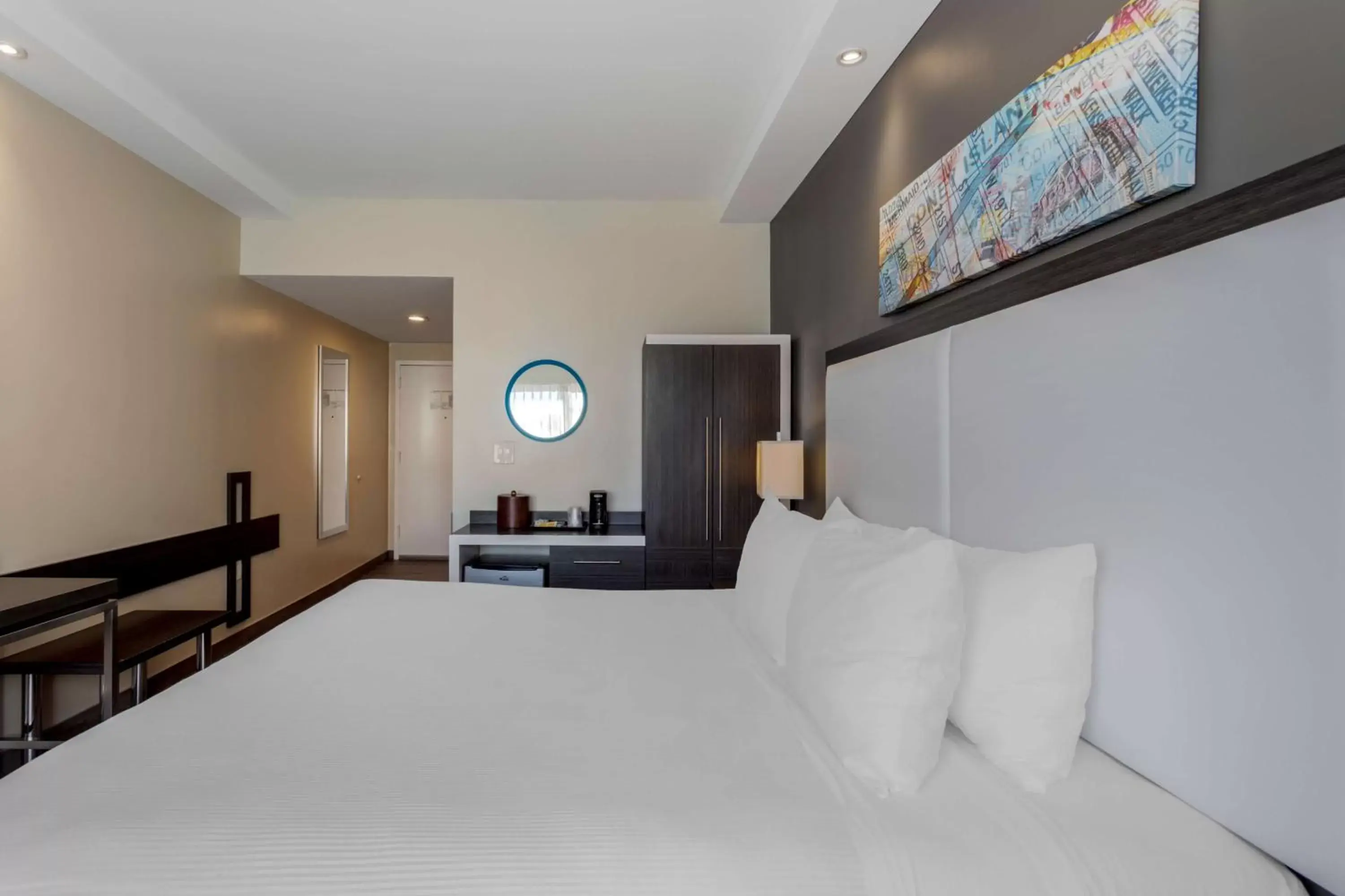 Bedroom, Bed in Best Western Plus Brooklyn Bay Hotel Bedroom, Bed in Best Western Plus Brooklyn Bay Hotel