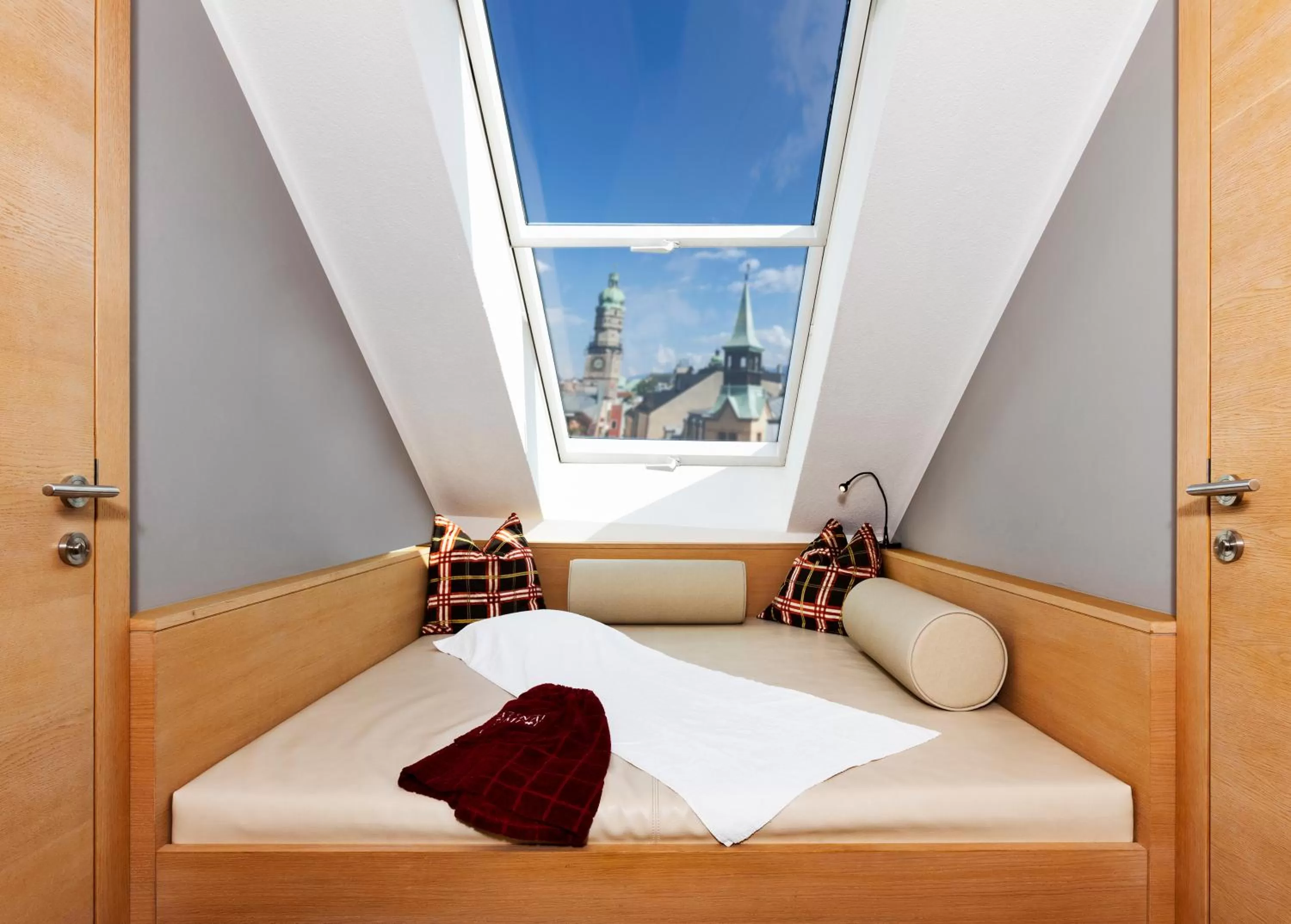 Swimming pool, Bed in Hotel Innsbruck