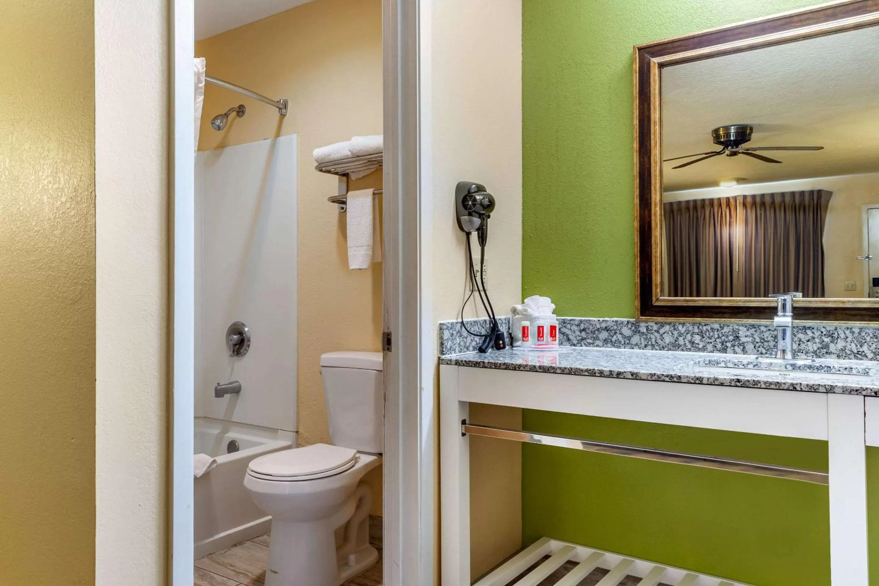 Bathroom in Econo Lodge West - Coors Blvd