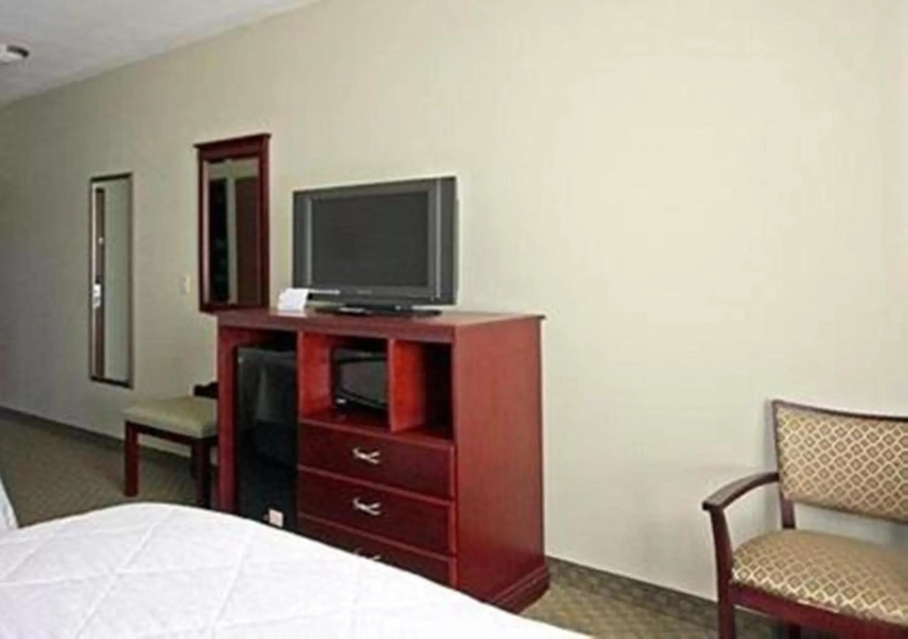 TV and multimedia, TV/Entertainment Center in Heritage Inn and Suites