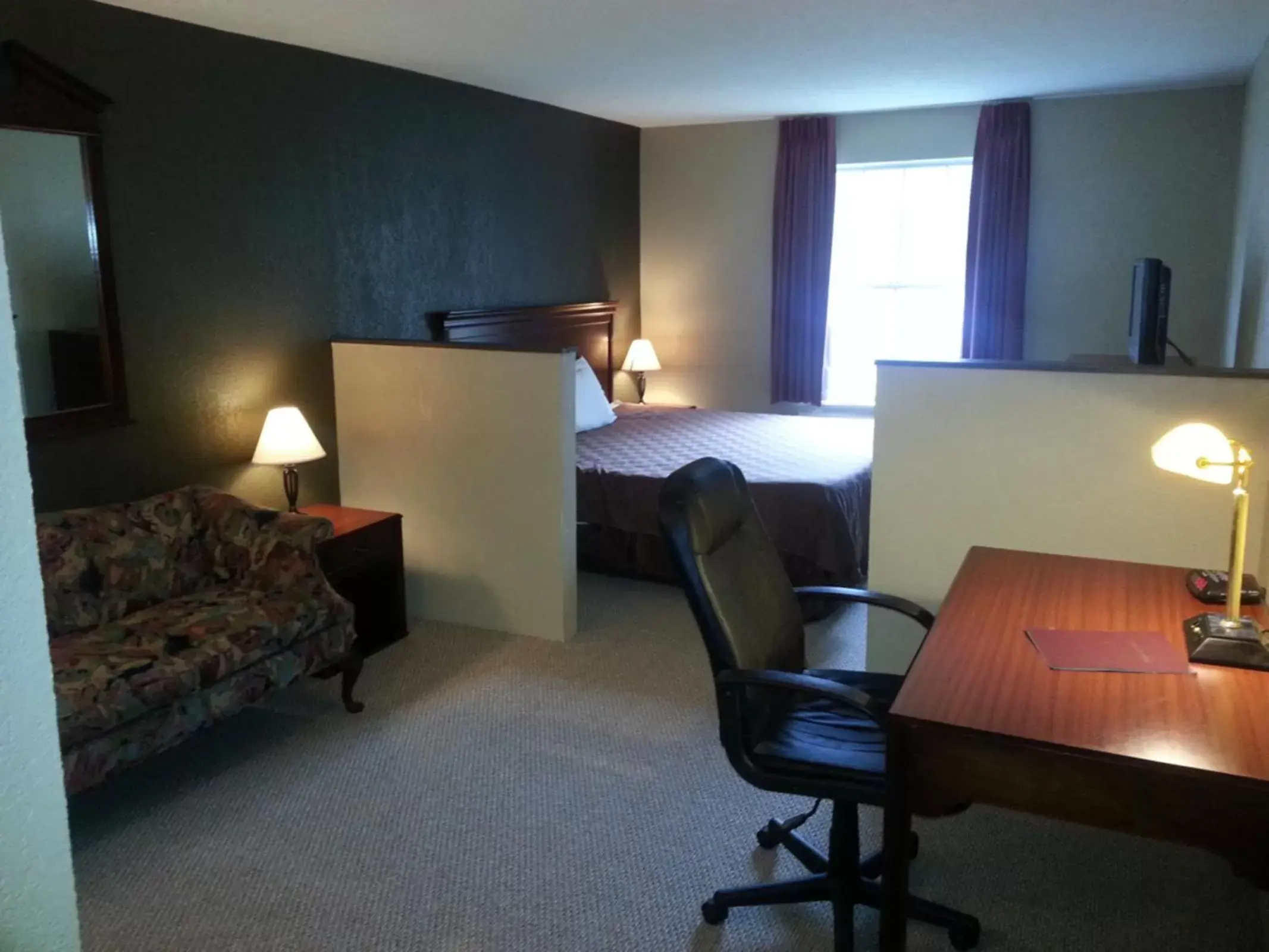 Bed, Seating Area in Americourt Hotel and Suites - Elizabethton