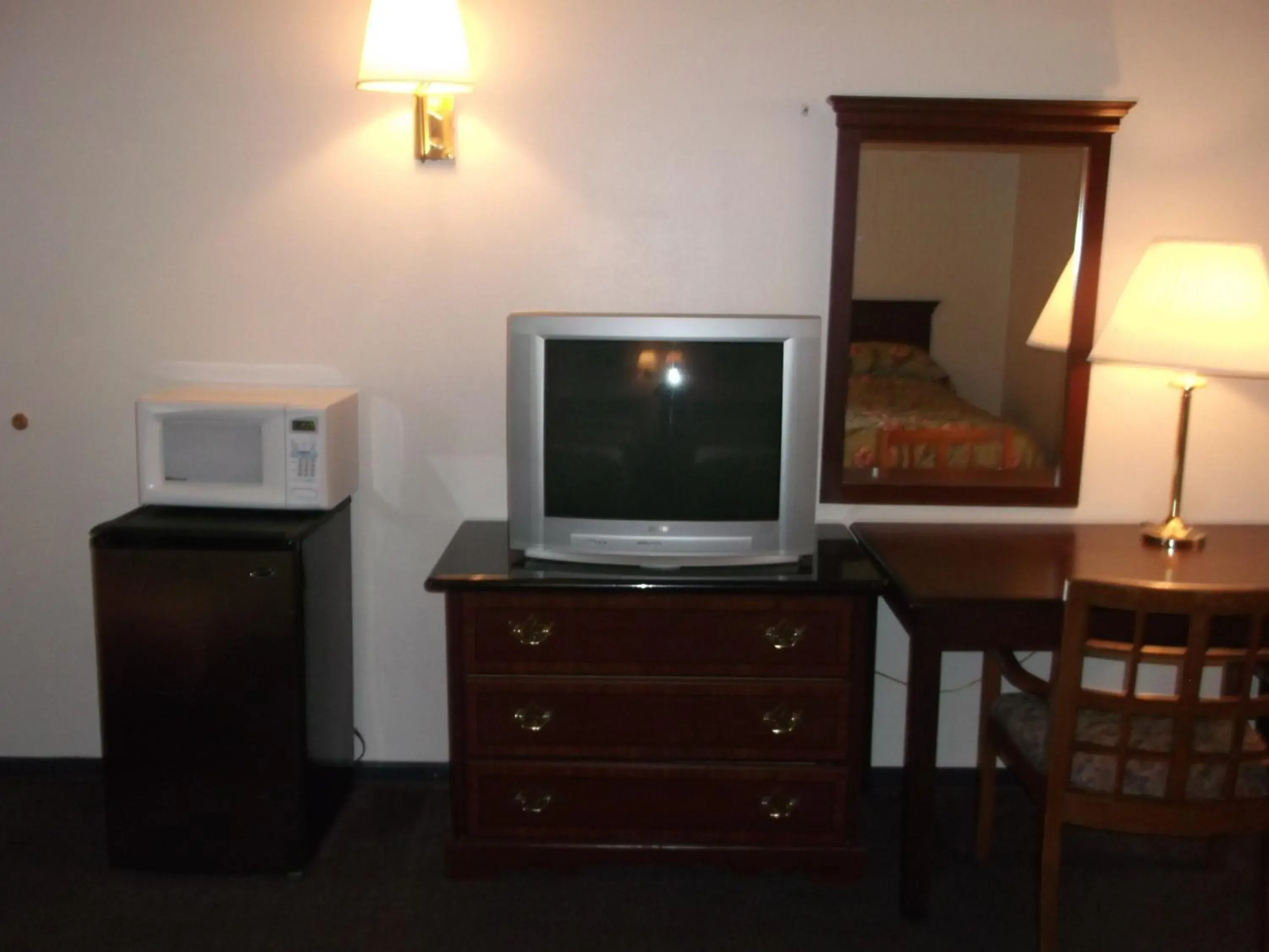 TV and multimedia, TV/Entertainment Center in Sunrise Inn