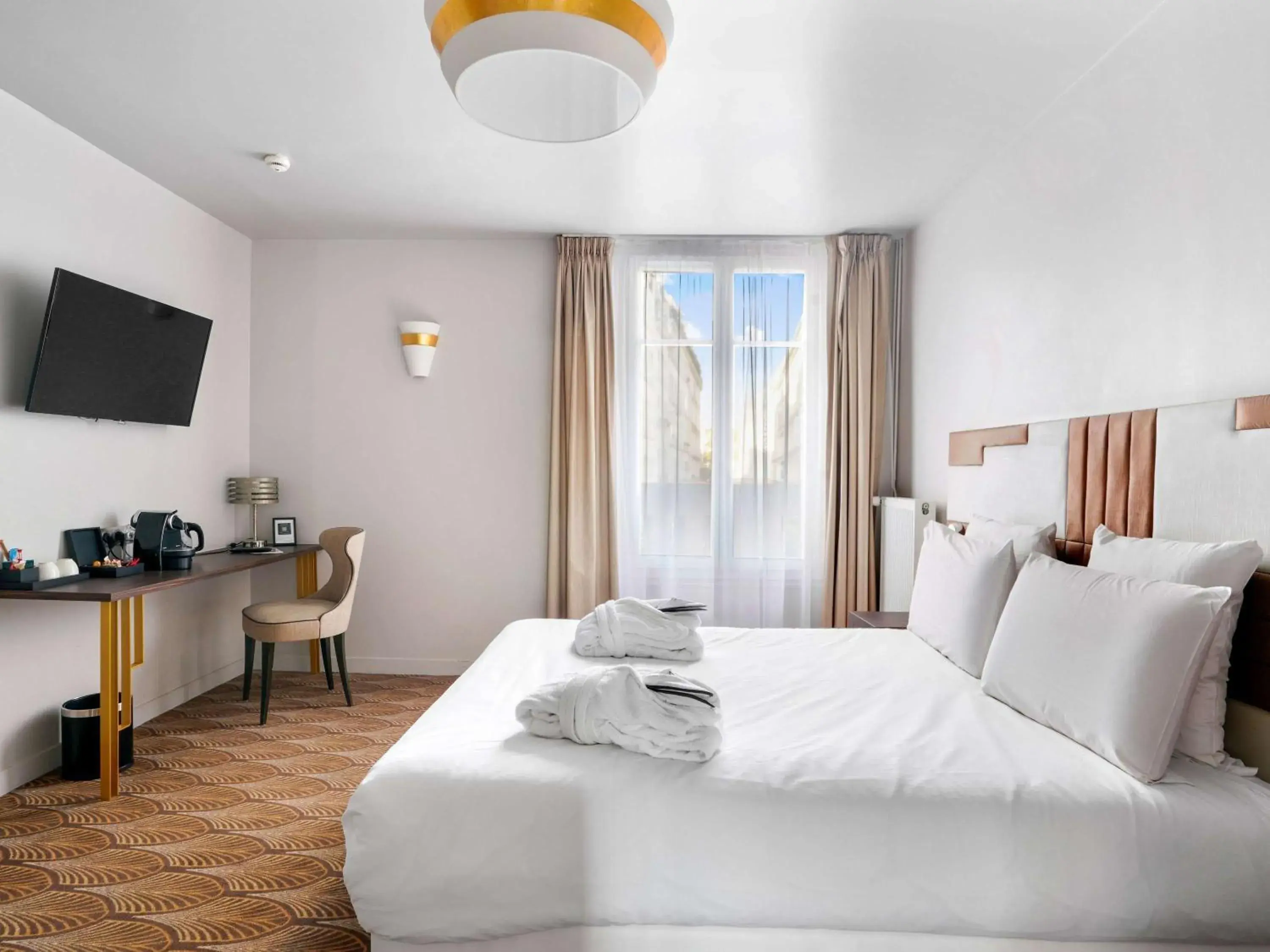 Bedroom, Bed in Hotel Mercure Paris Opera Faubourg Montmartre