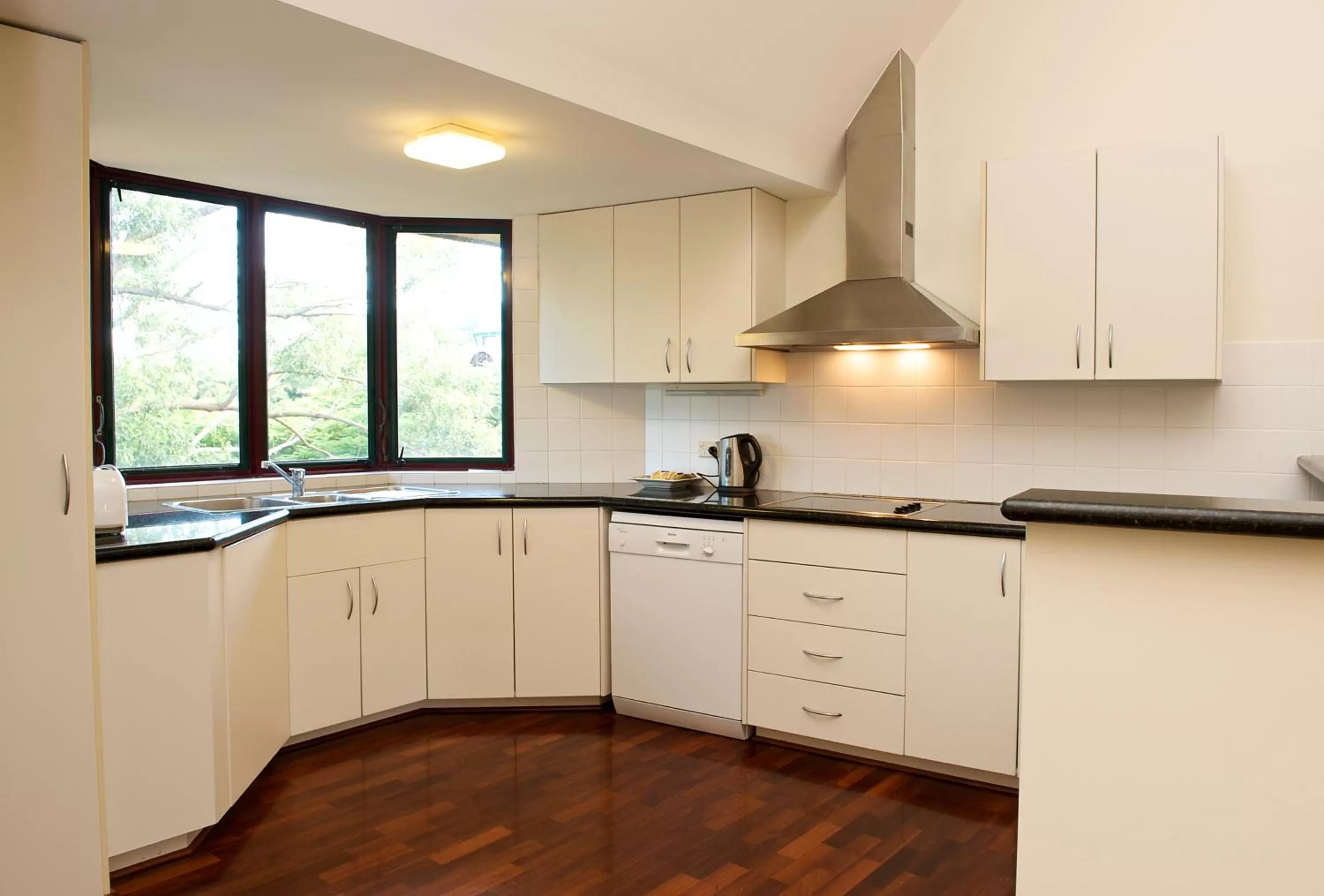 Kitchen or kitchenette in Byron Links Apartments
