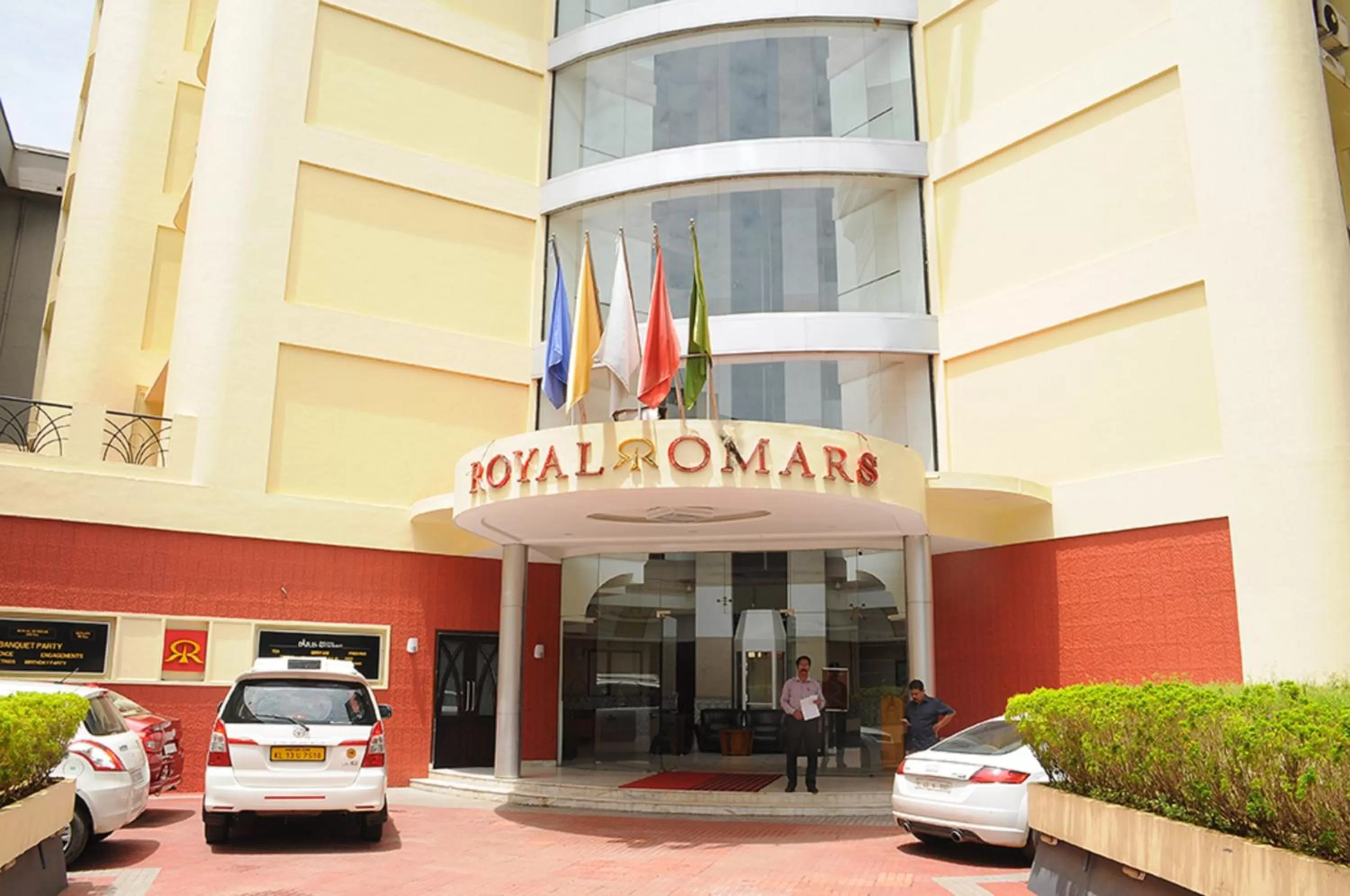 Facade/entrance in Royal Omars
