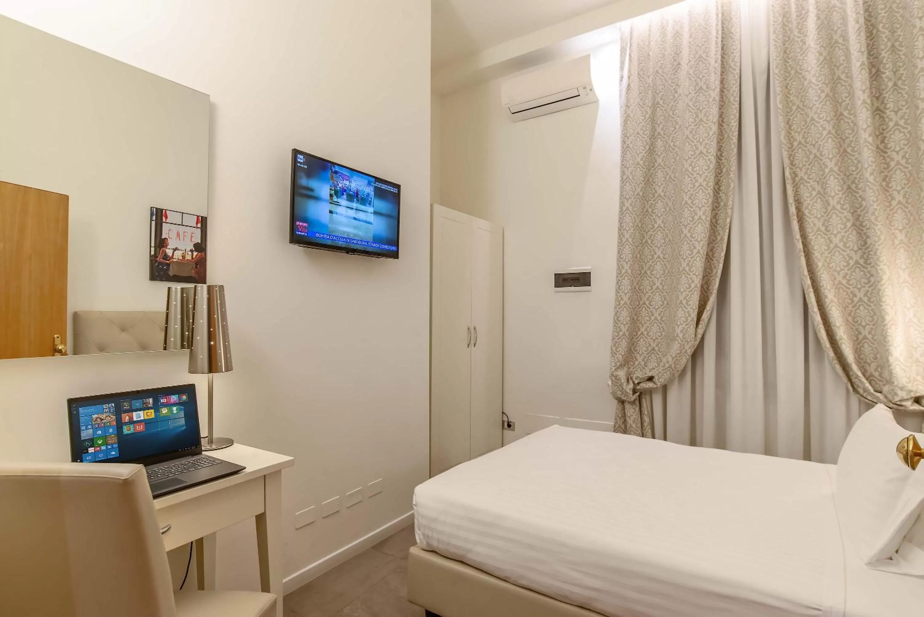 Photo of the whole room, Bed in Hotel Accademia