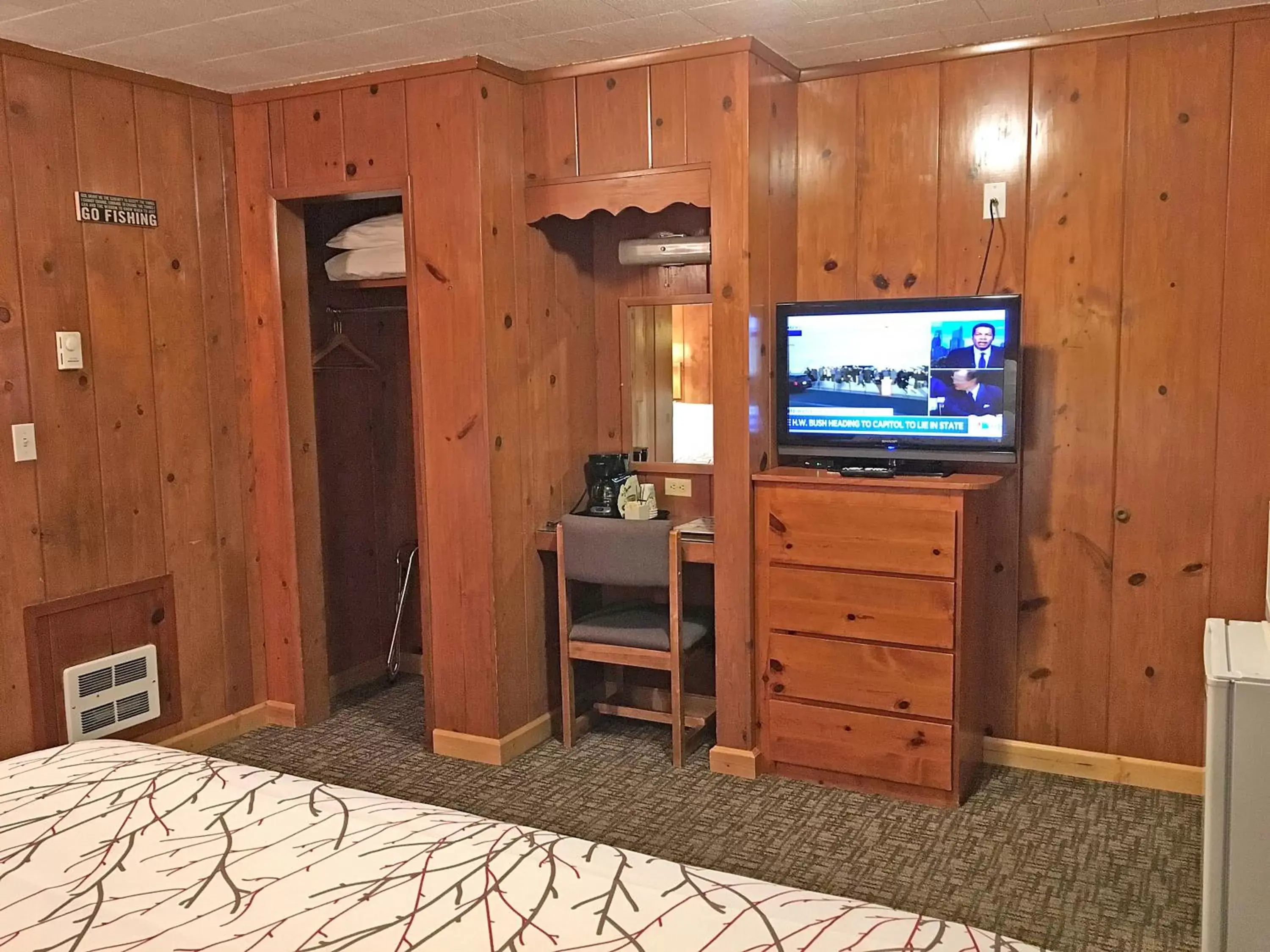 TV/Entertainment Center in Park Motel and Cabins