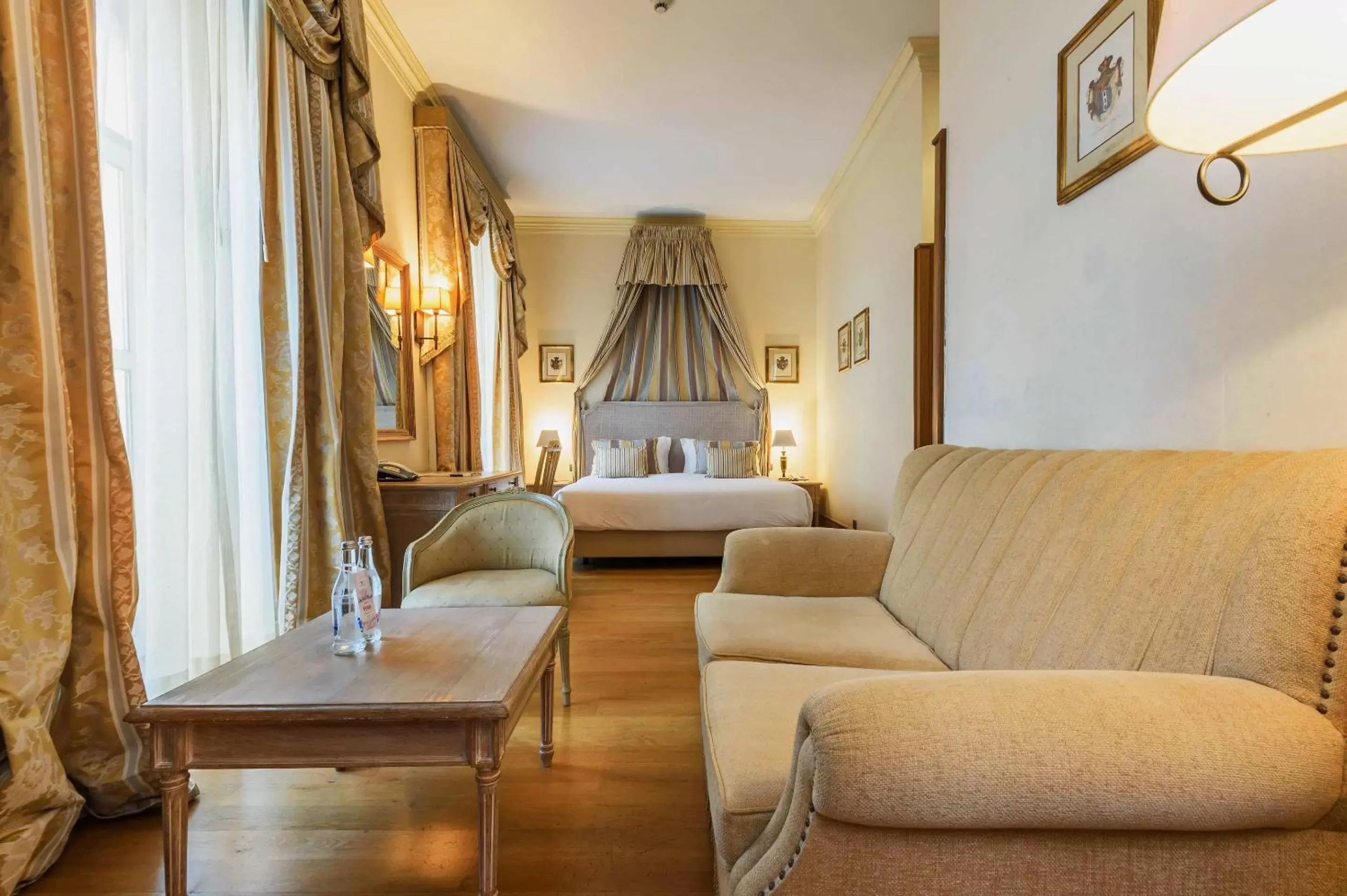 Bedroom, Seating Area in Hotel Real Palacio