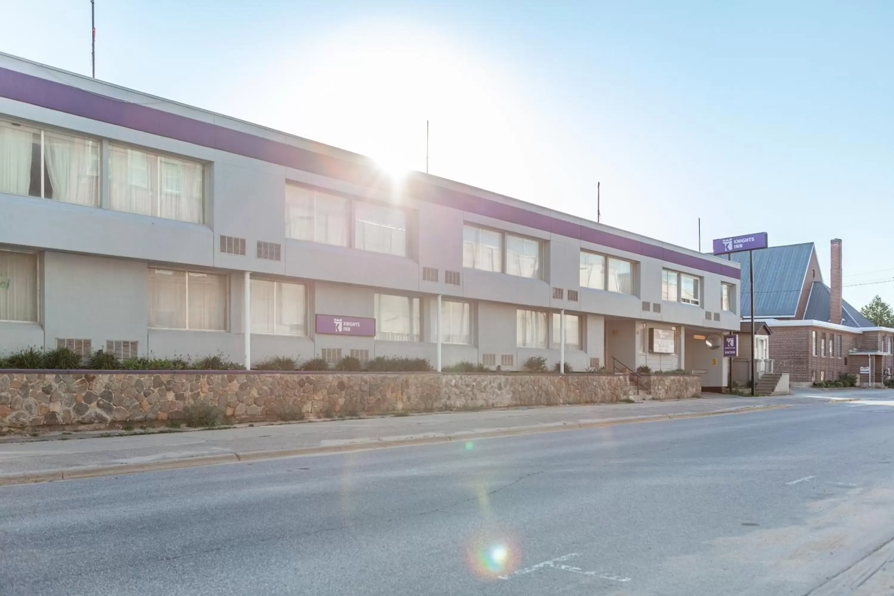 Property Building in Knights Inn North Bay