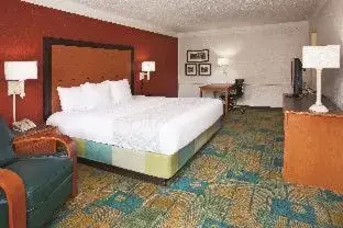 King Room with Bath Tub - Mobility Accessible/Non-Smoking in Howard Johnson by Wyndham Columbus Fort Benning