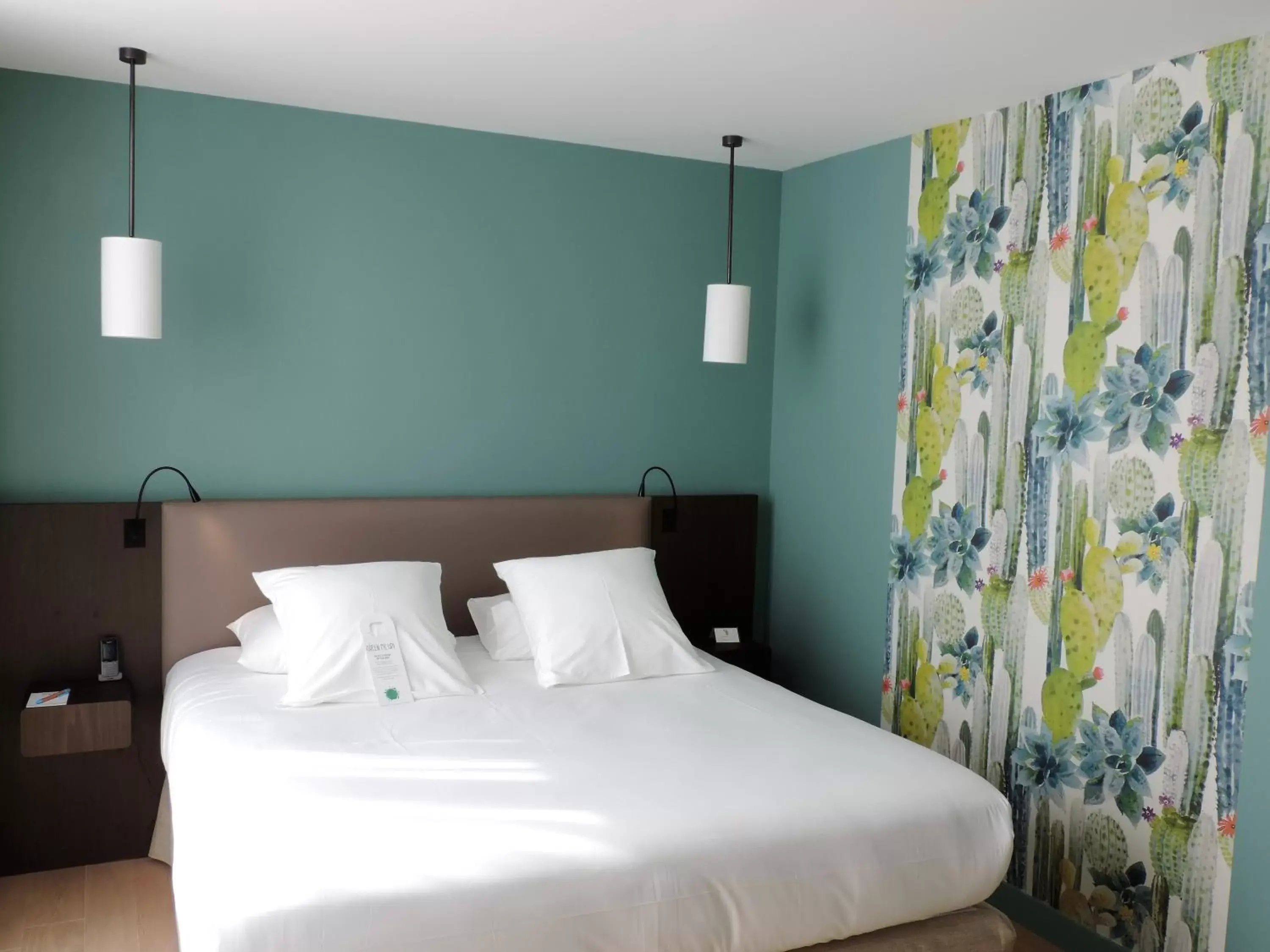 Photo of the whole room, Bed in Hotel L'Arbre Voyageur - BW Premier Collection - LILLE