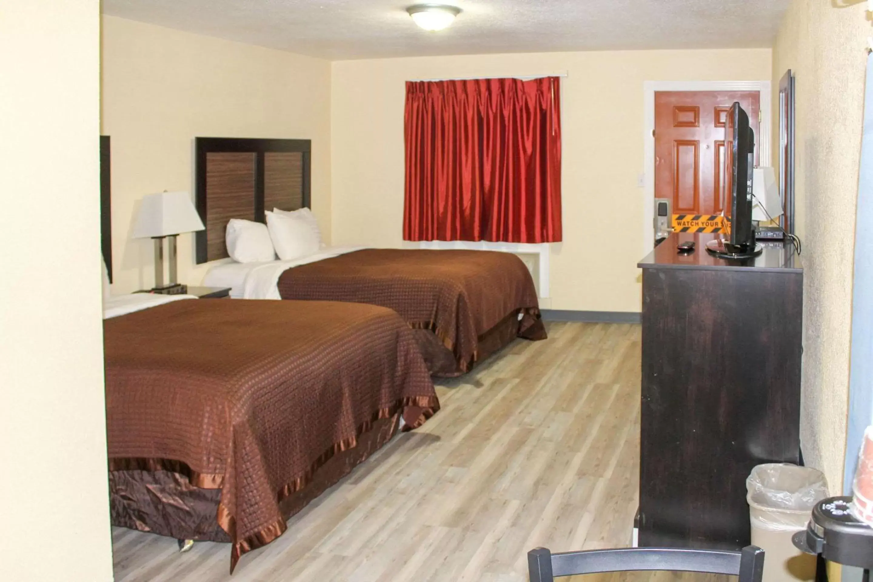 Bedroom, Bed in Rodeway Inn Medford