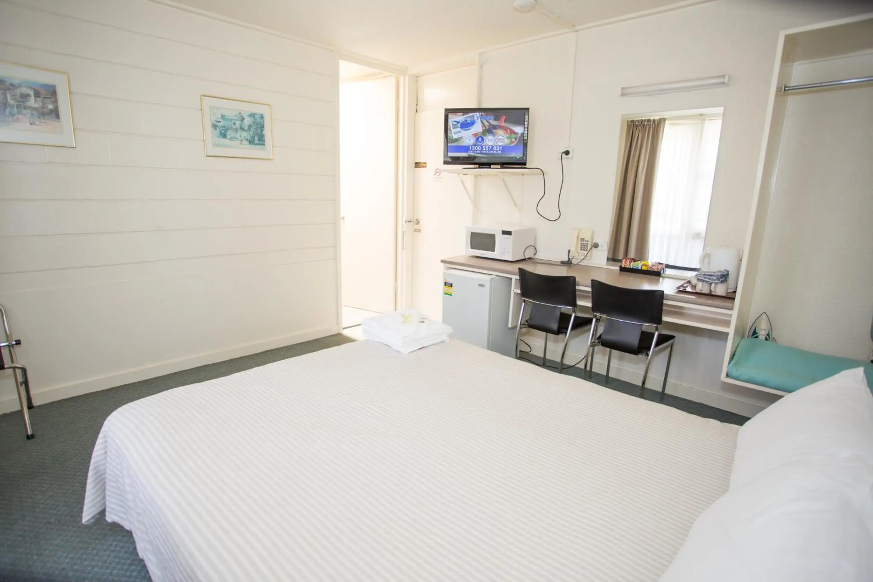 View (from property/room), Bed in Corio Bay Motel