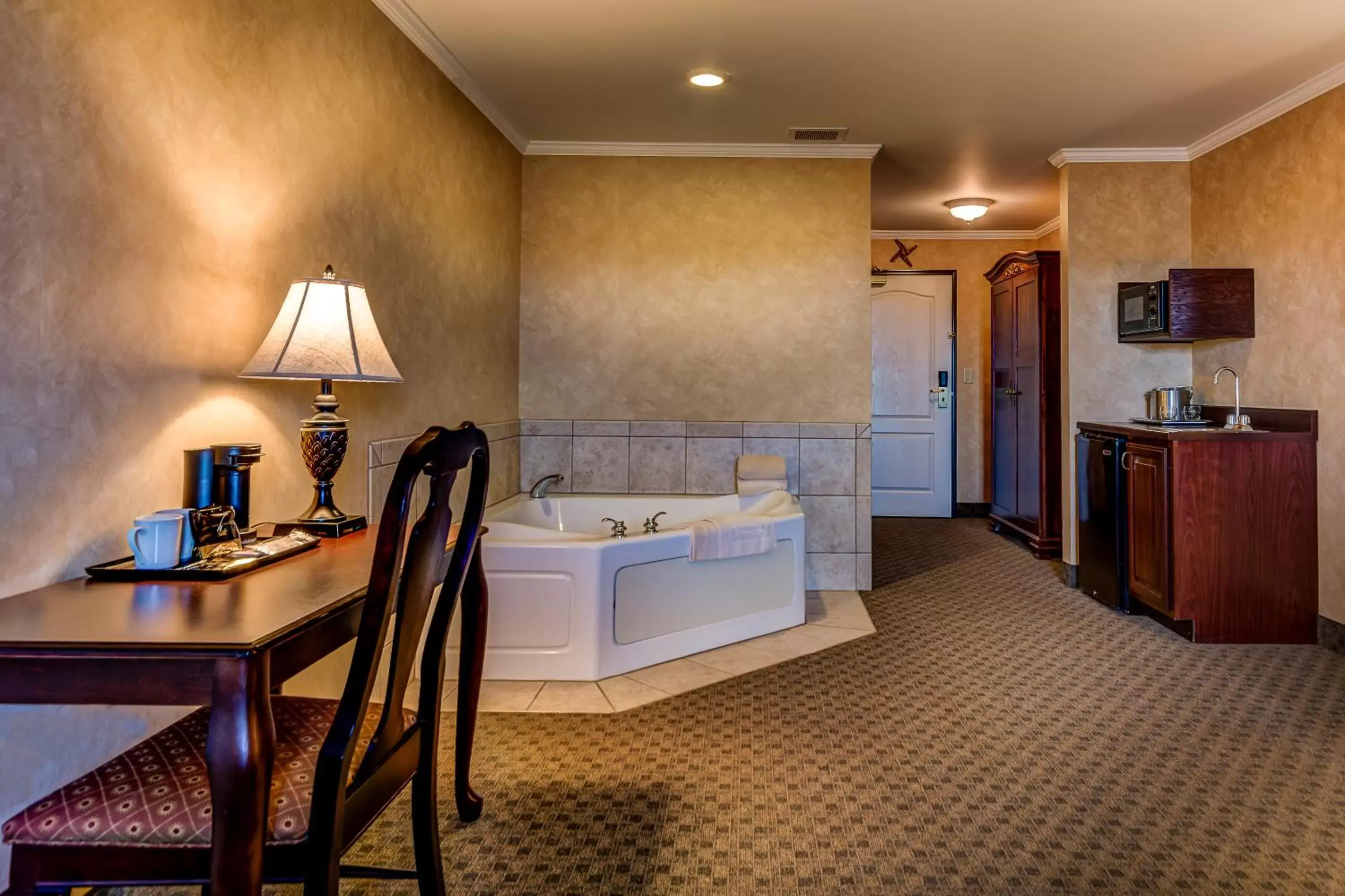 Living room in Irish Cottage Inn & Suites