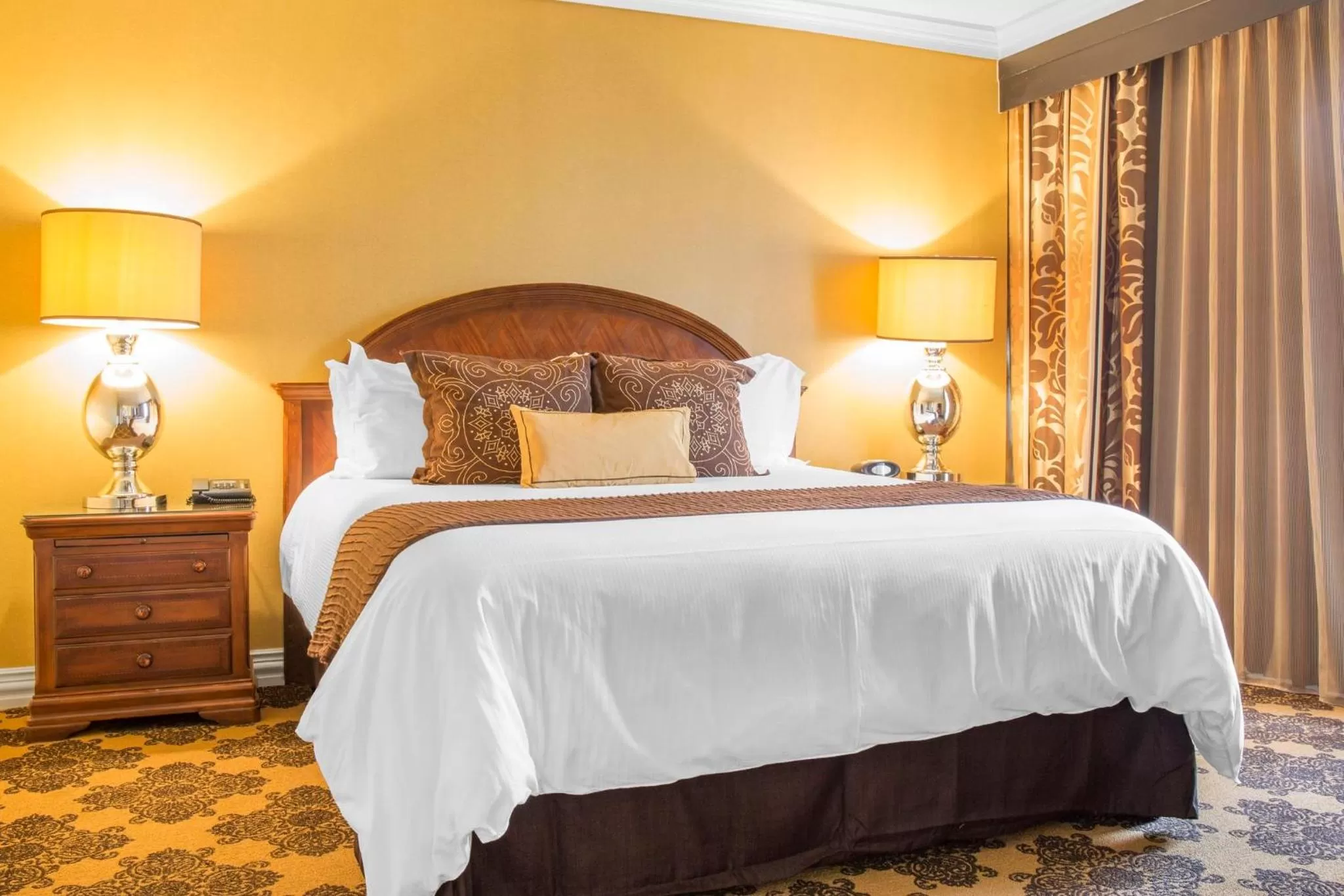 Bed in Omni Houston Hotel