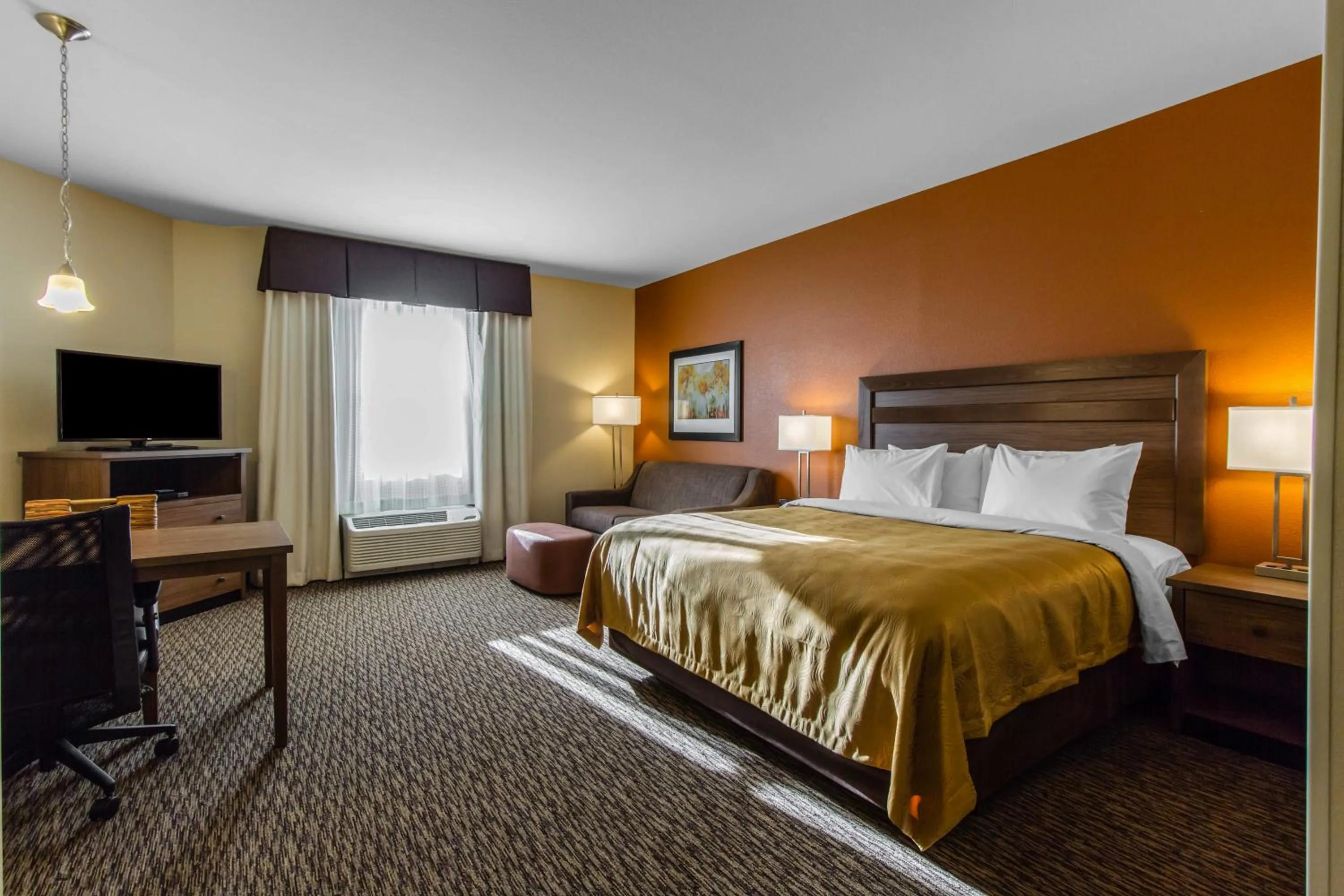 Day, Bed in MainStay Suites Watford City - Event Center