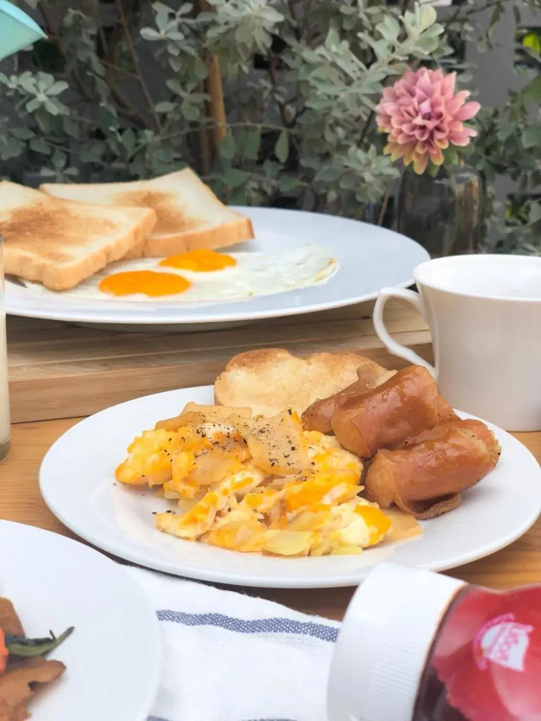 Breakfast in Kinnon Deluxe Hostel Coworking Cafe Breakfast in Kinnon Deluxe Hostel Coworking Cafe