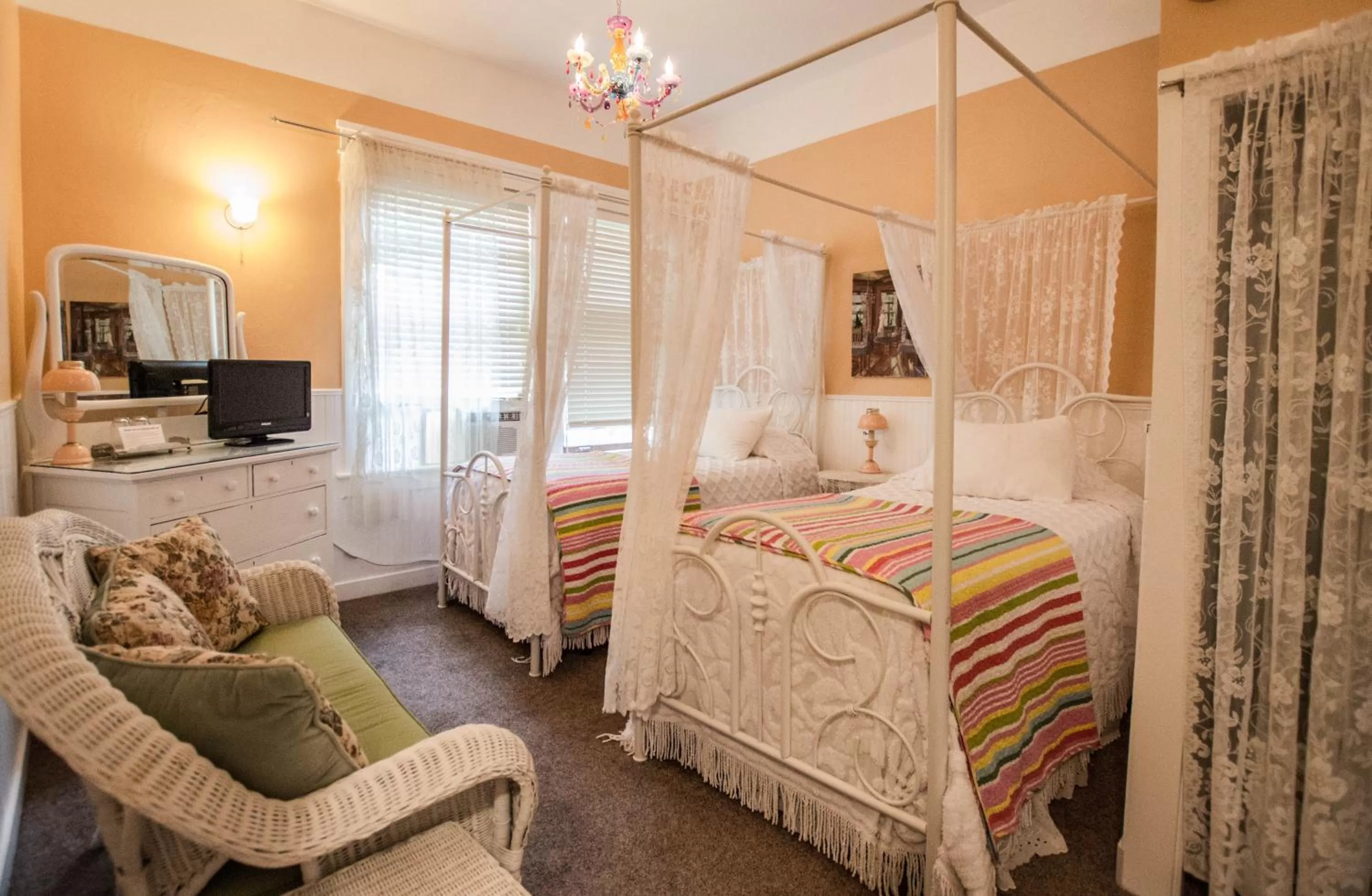 Bed in Terrace Inn and 1911 Restaurant