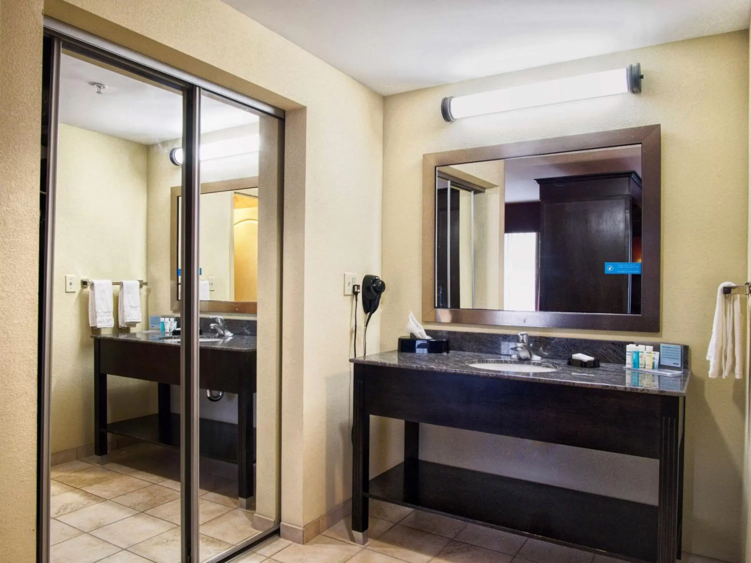 Bathroom in Hampton Inn & Suites Elk City