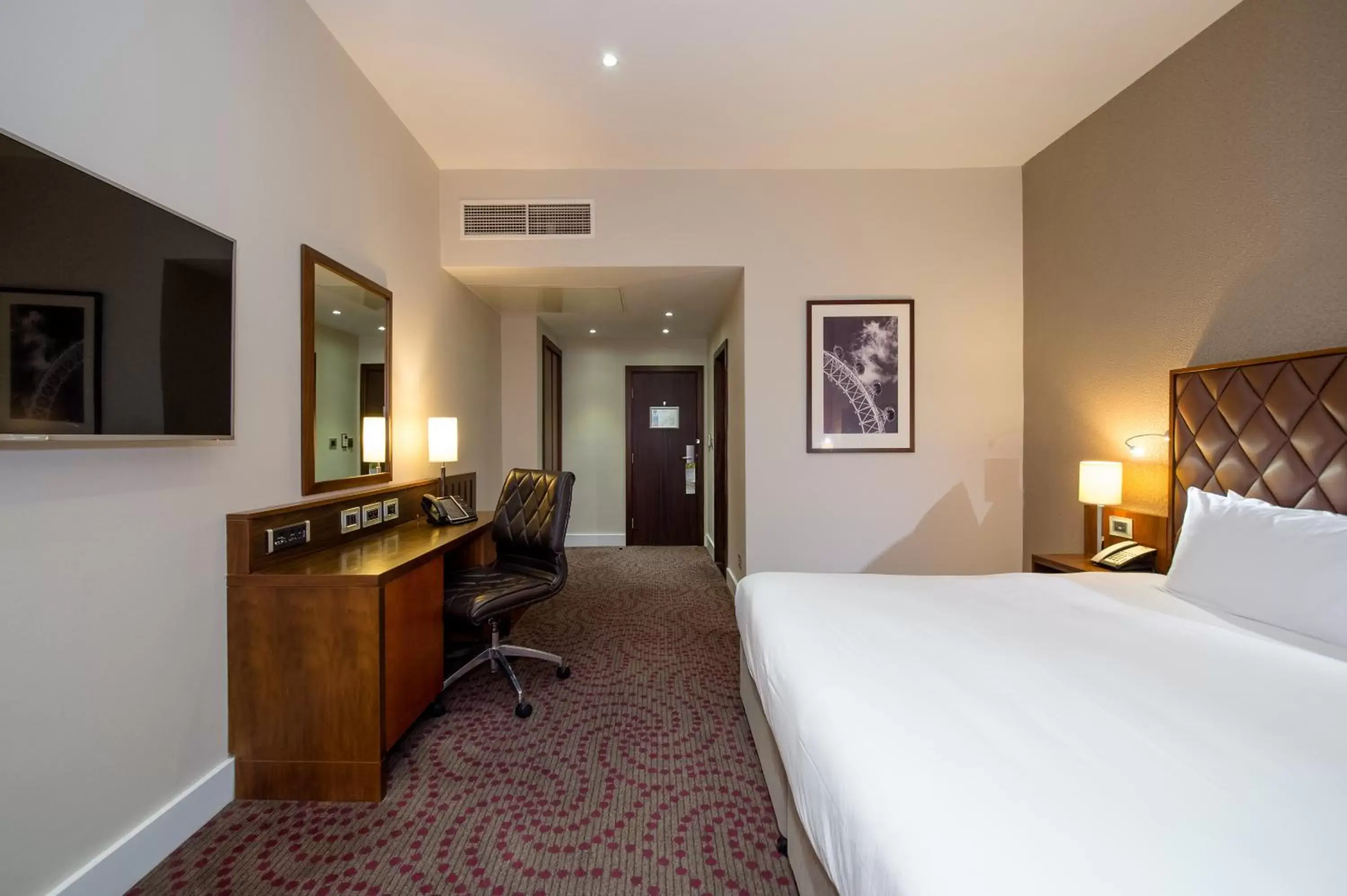 Bedroom, Bed in DoubleTree by Hilton Hotel London - Marble Arch