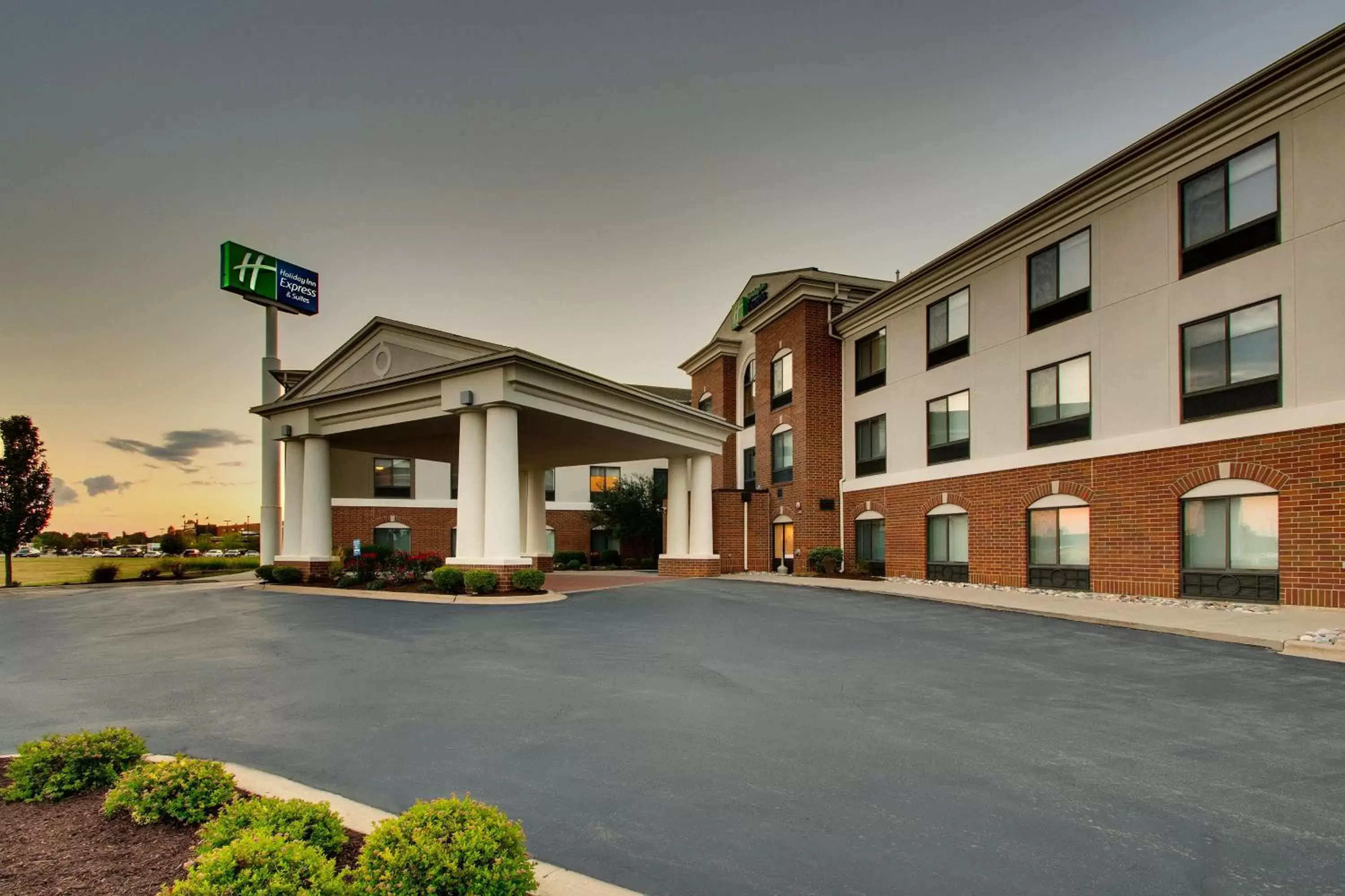 Property Building in Holiday Inn Express Hotel & Suites Morris, an IHG Hotel