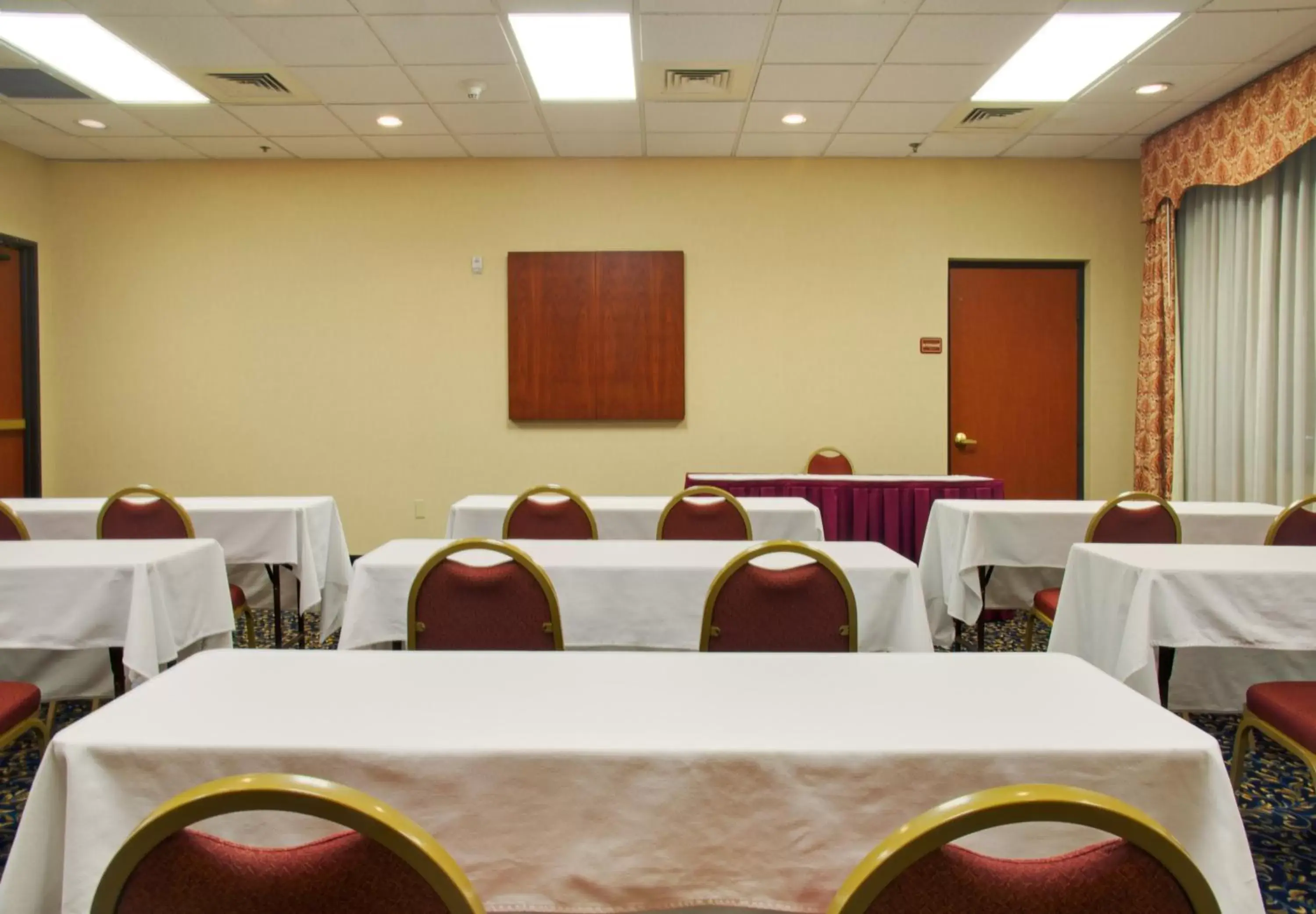 Meeting/conference room in Holiday Inn Express & Suites Houston - Memorial Park Area, an IHG Hotel