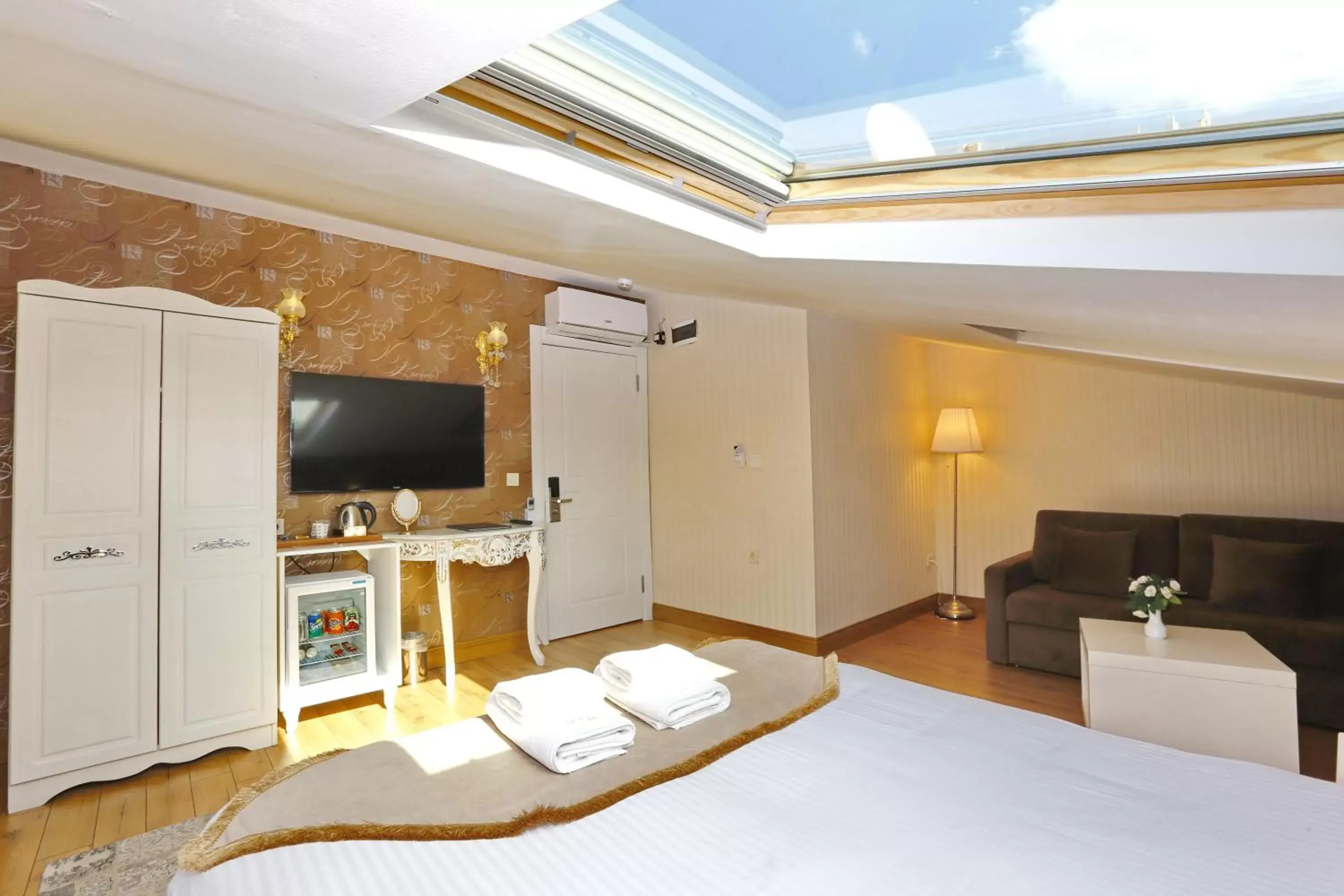 Bed, TV/Entertainment Center in Diamond Royal Hotel