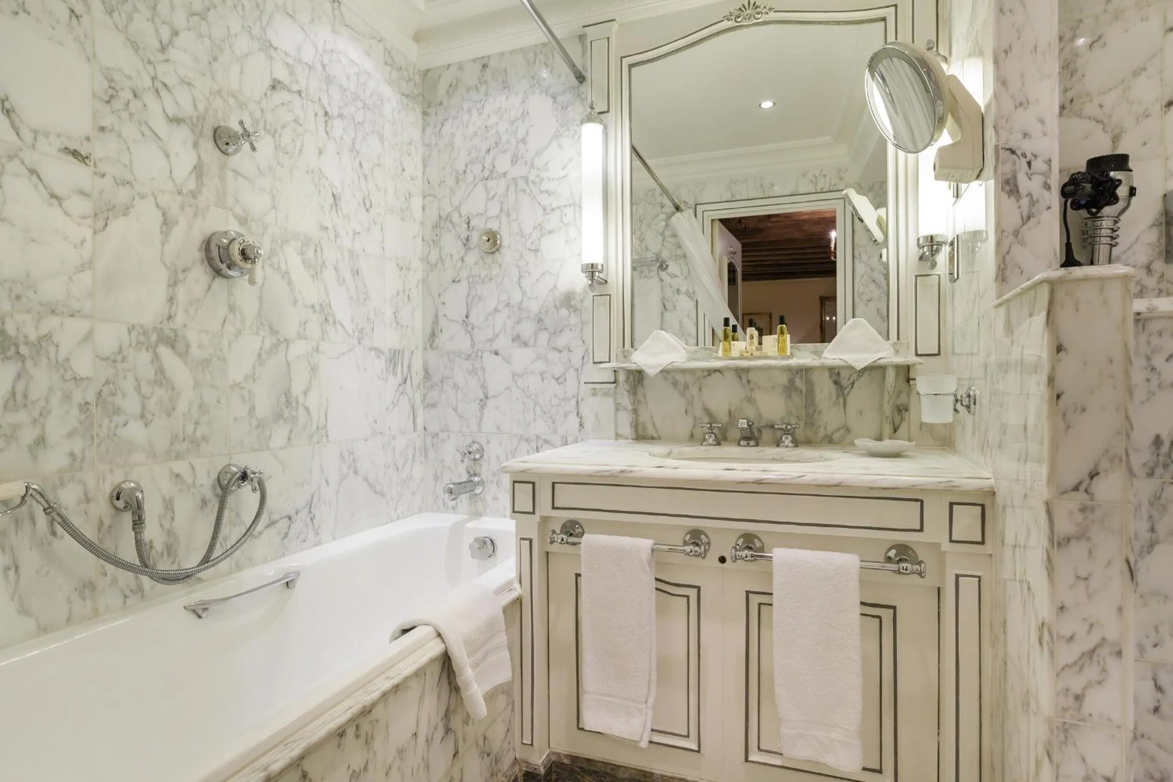 Bathroom in Hotel Luxembourg Parc