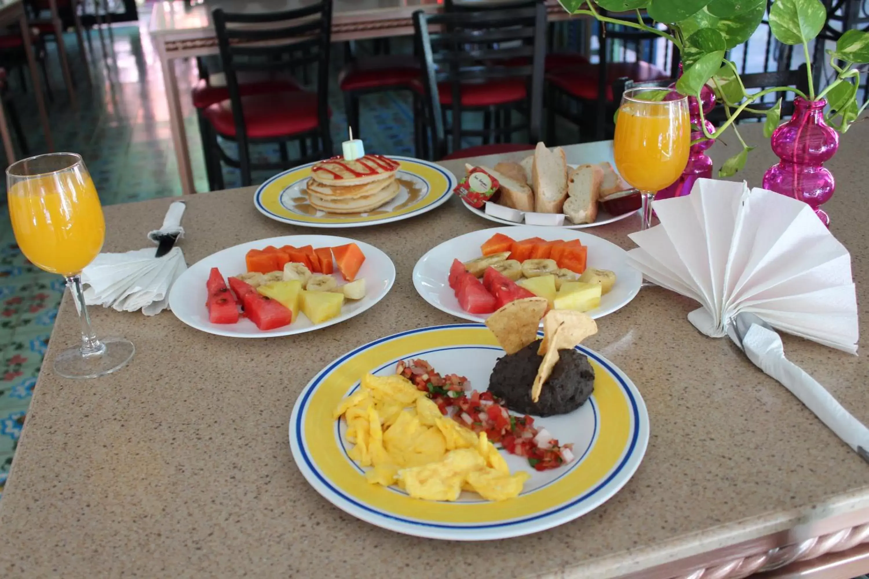 Breakfast in Hotel Doralba Inn Chichen