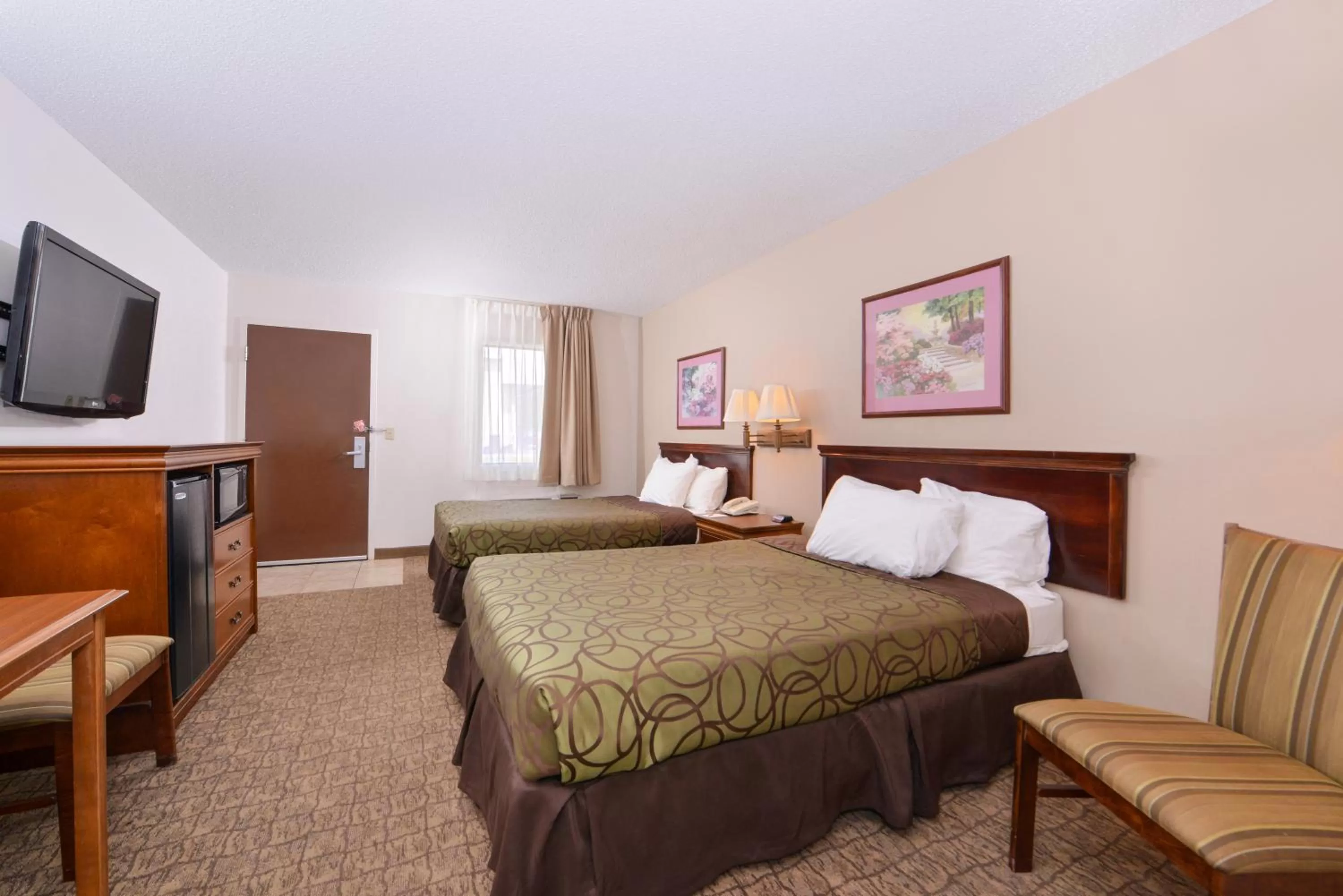 Bed in Briarwood Inn Of Geneva