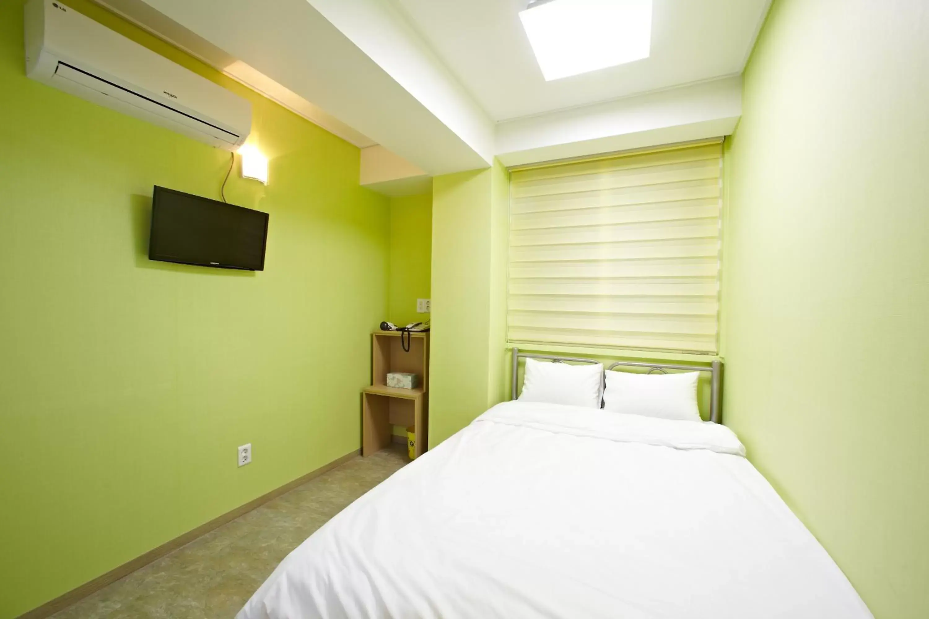 Bedroom, Bed in Rainbow Hotel Myeongdong