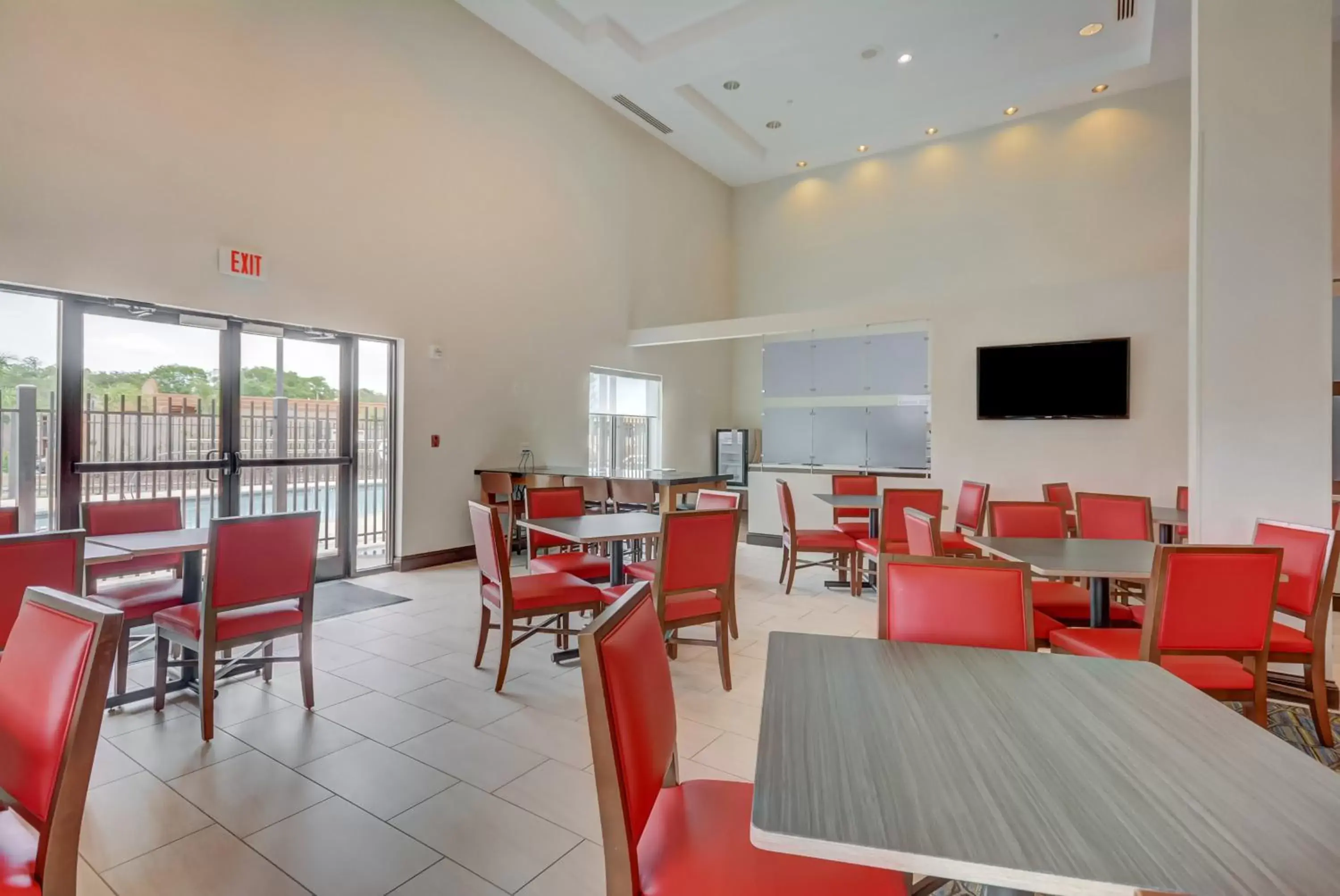 Breakfast, Restaurant/Places to Eat in Holiday Inn Express Hotel & Suites Tampa-USF-Busch Gardens, an IHG Hotel