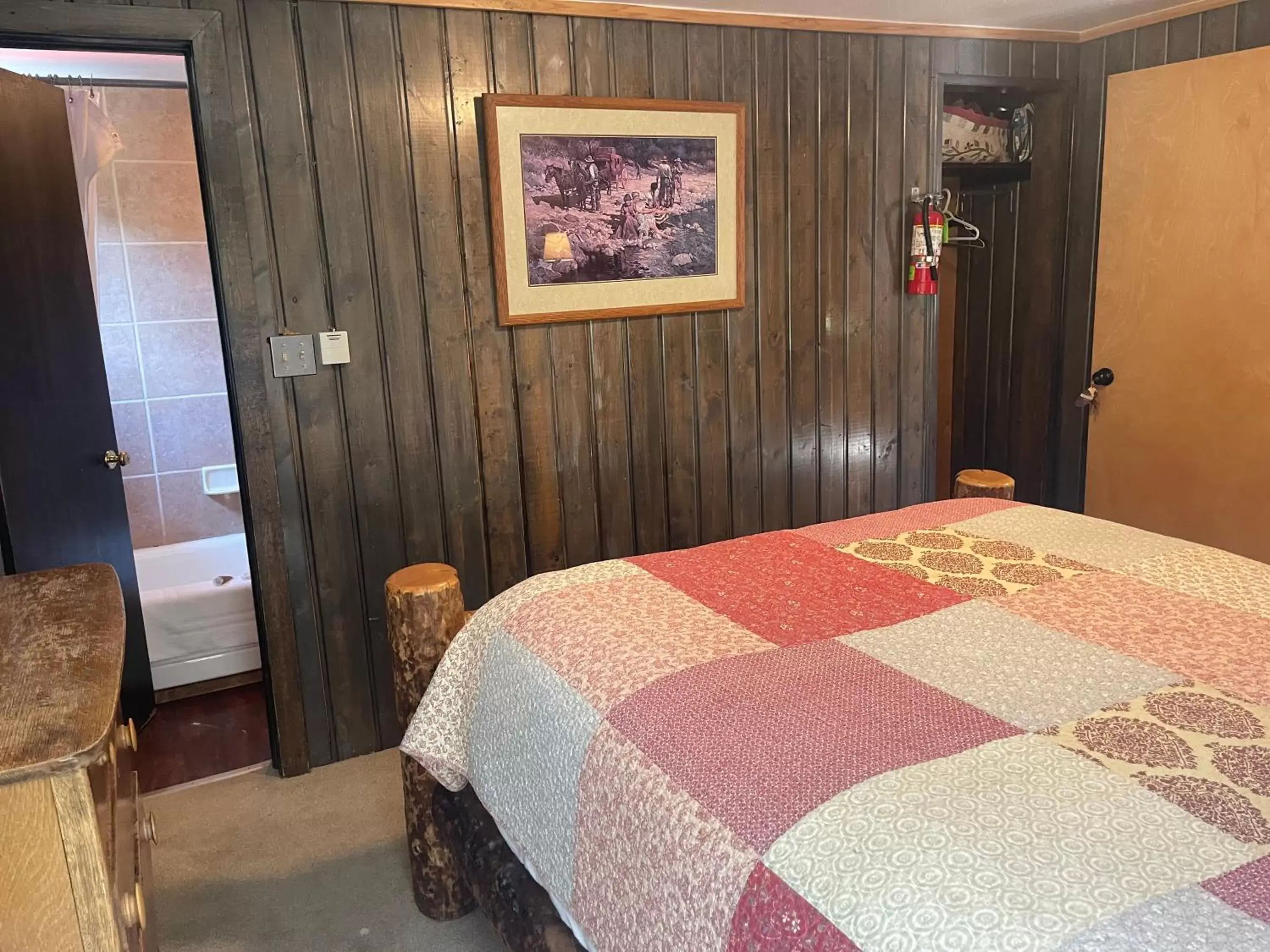 Bed in Silver Fork Lodge & Restaurant