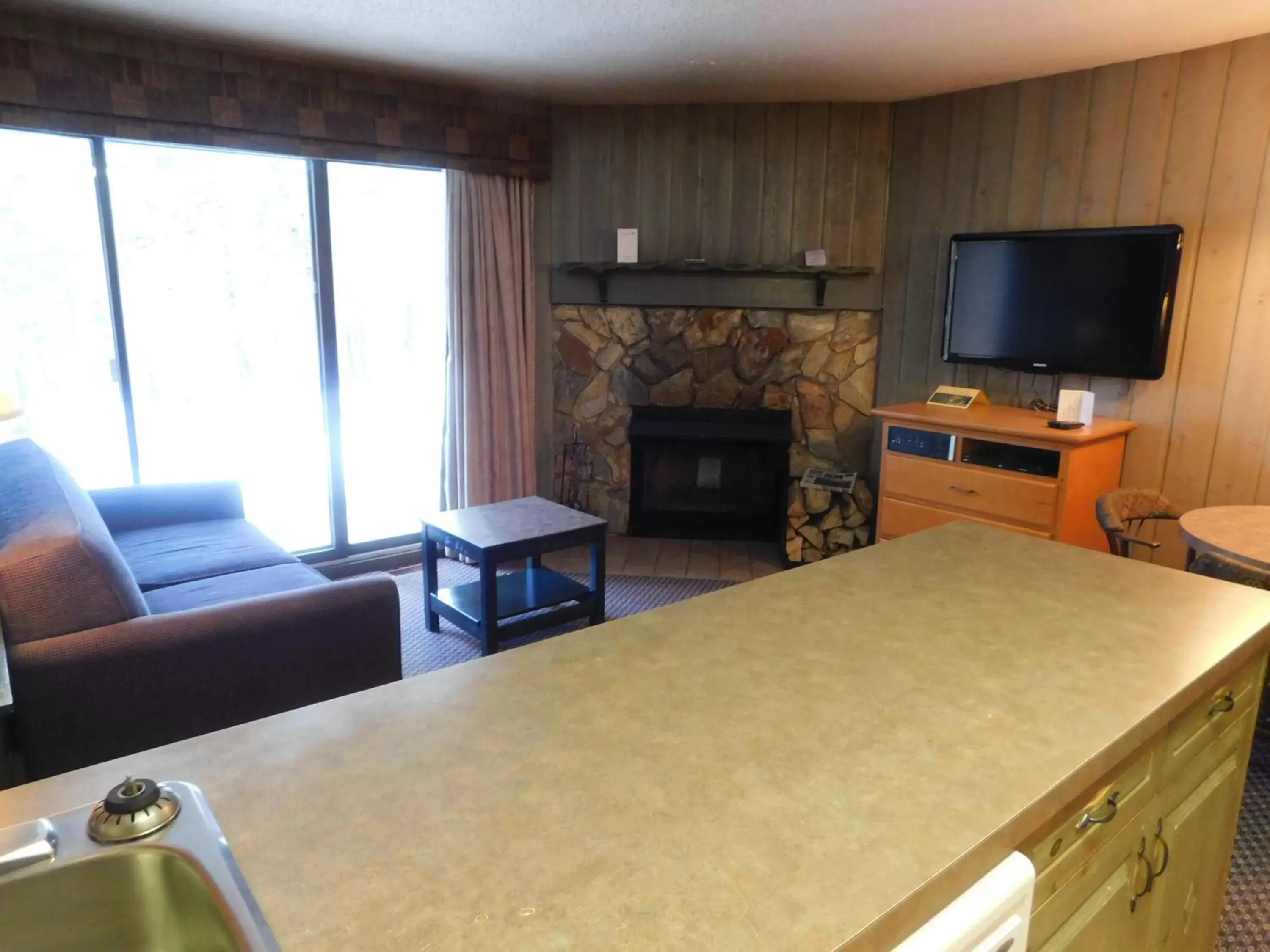 Living room, TV/Entertainment Center in Douglas Fir Resort & Chalets