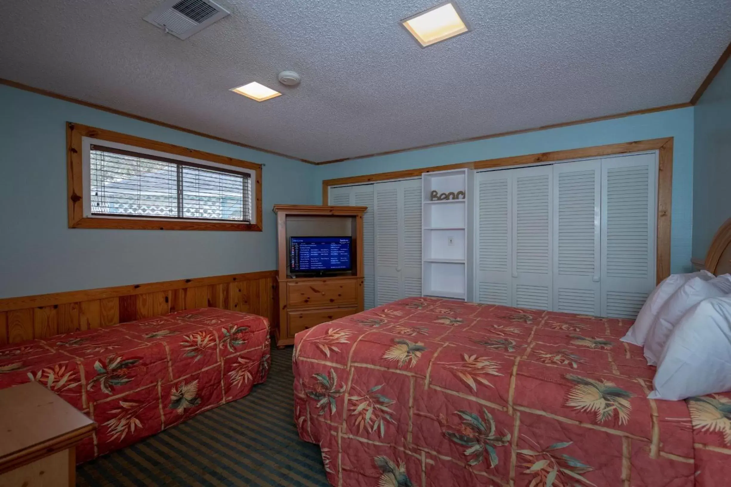 TV and multimedia, Bed in D&R Pelican Bay Resort