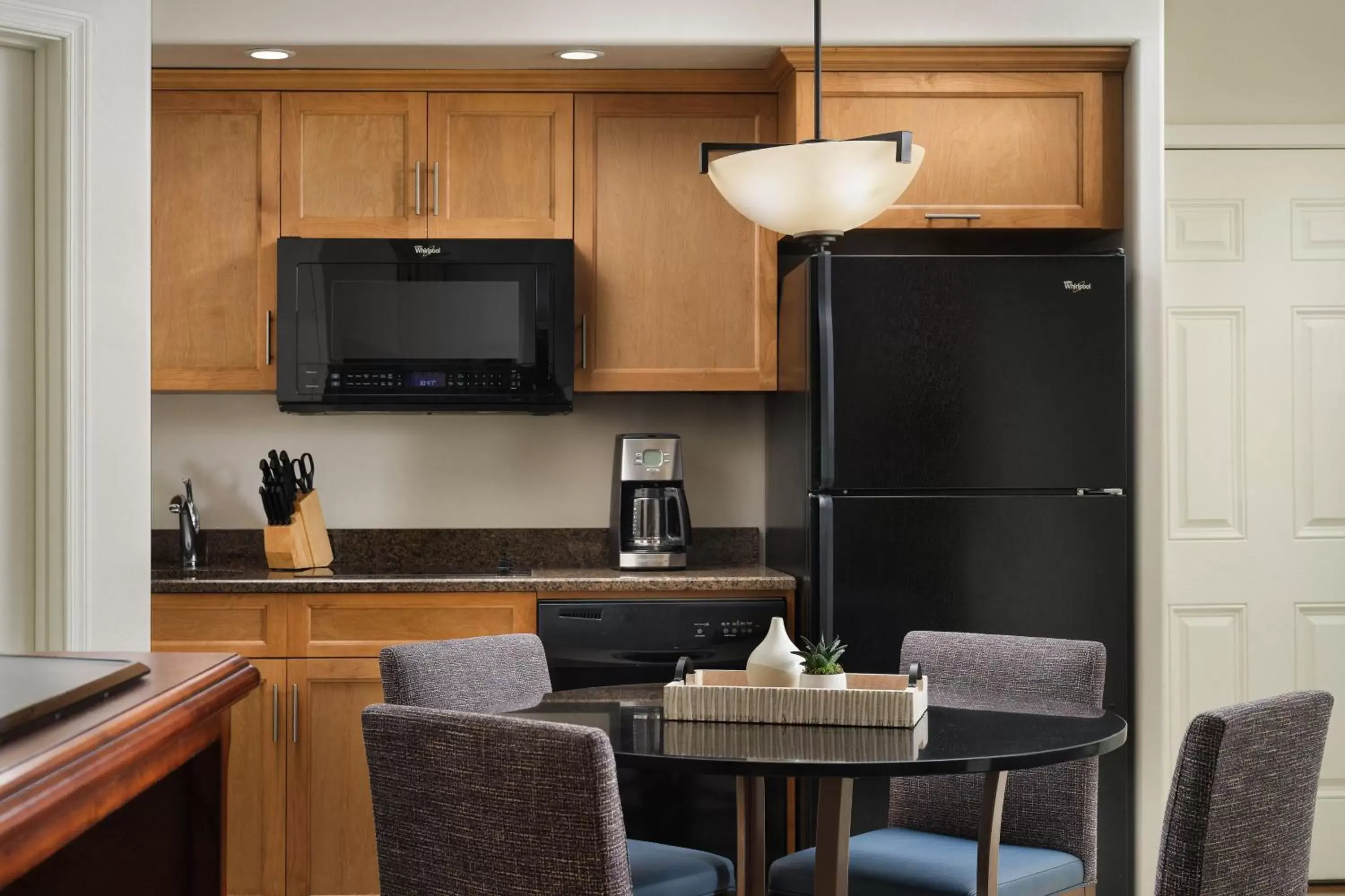 Bedroom, Kitchen/Kitchenette in Sheraton Desert Oasis Villas, Scottsdale