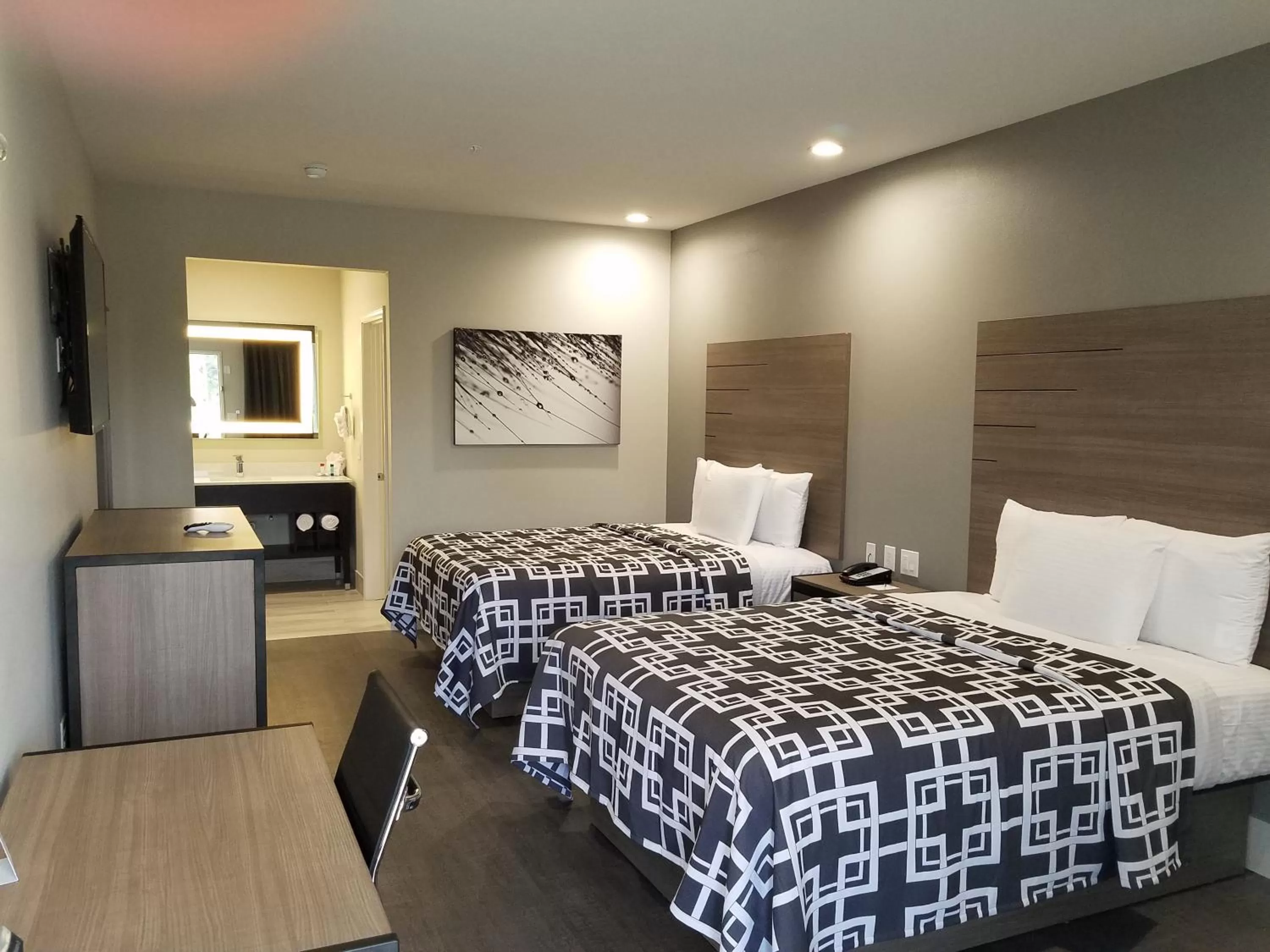 Photo of the whole room, Bed in Palace Inn Blue Tomball Parkway