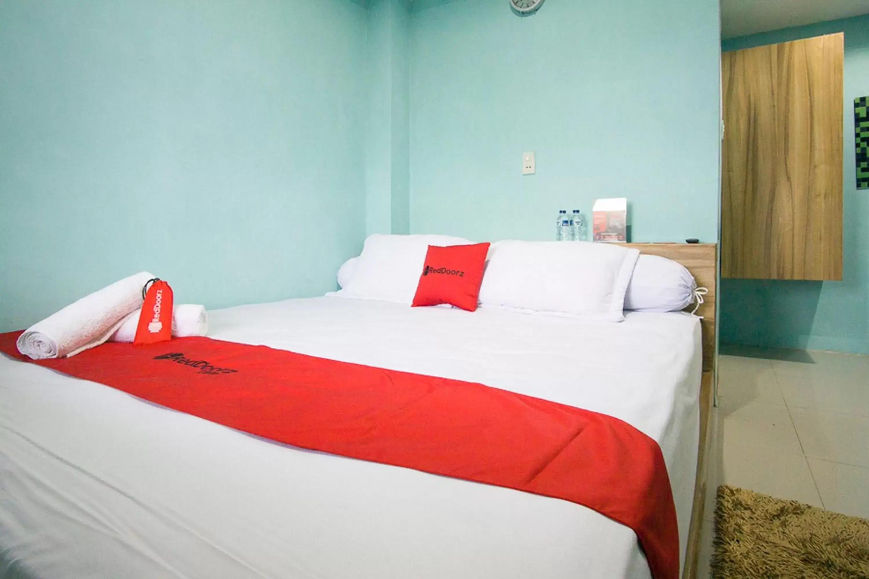 Bedroom, Bed in RedDoorz near Mikie Holiday Funland Berastagi