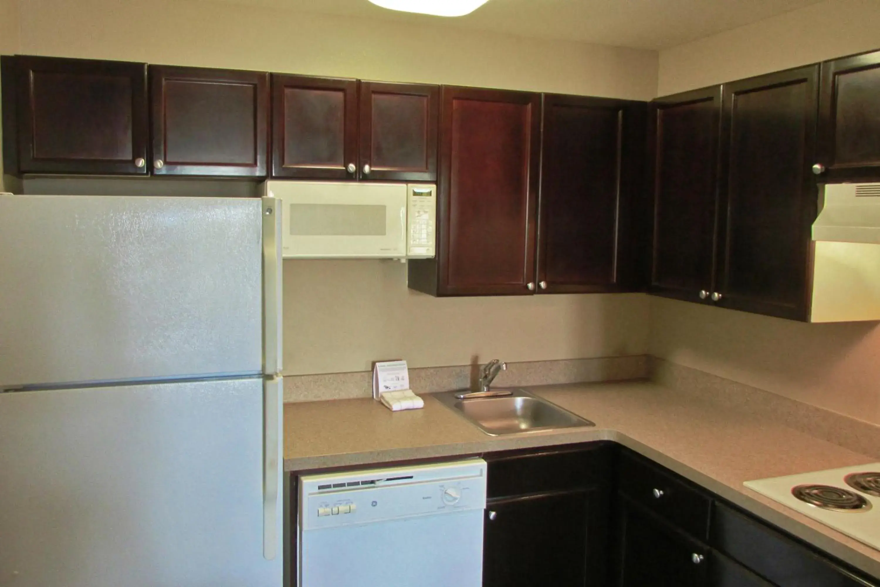 Kitchen or kitchenette, Kitchen/Kitchenette in Extended Stay America Suites - Raleigh - RTP - 4919 Miami Blvd