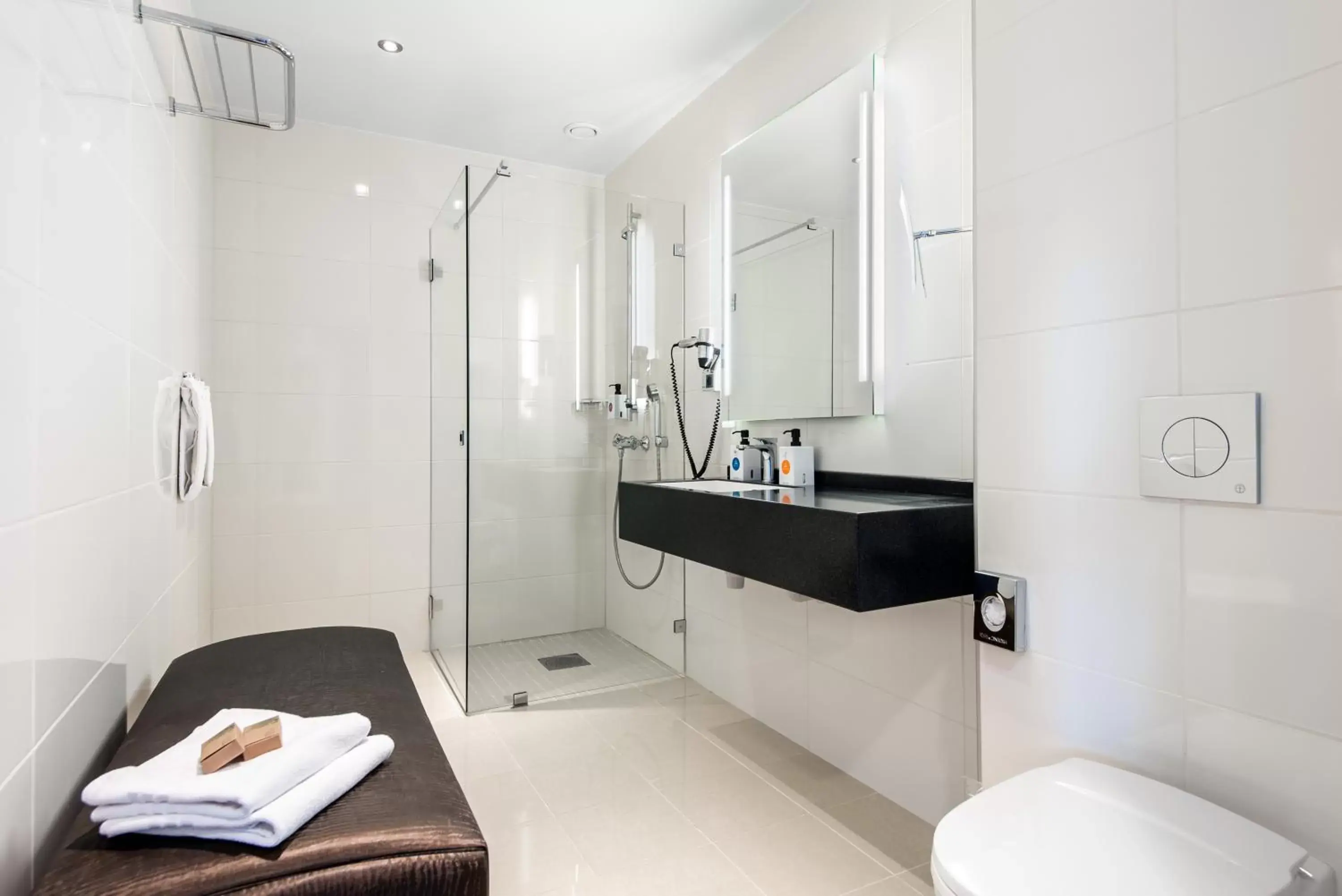 Shower, Bathroom in Quality Hotel Ulstein