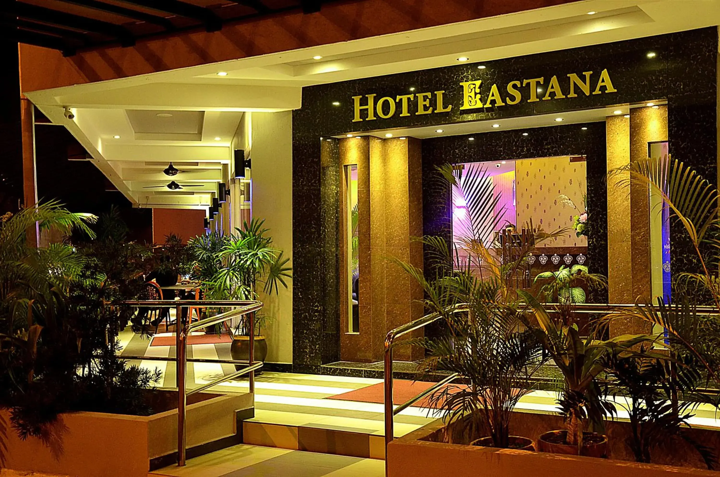 Night, Restaurant/Places to Eat in Hotel Eastana