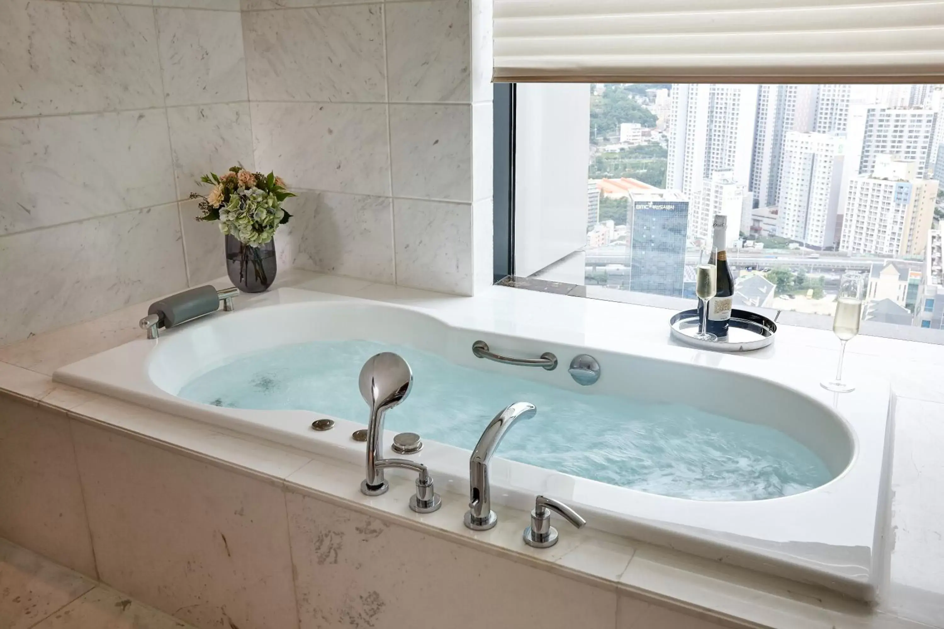 Hot Tub, Bathroom in Lotte Hotel Busan