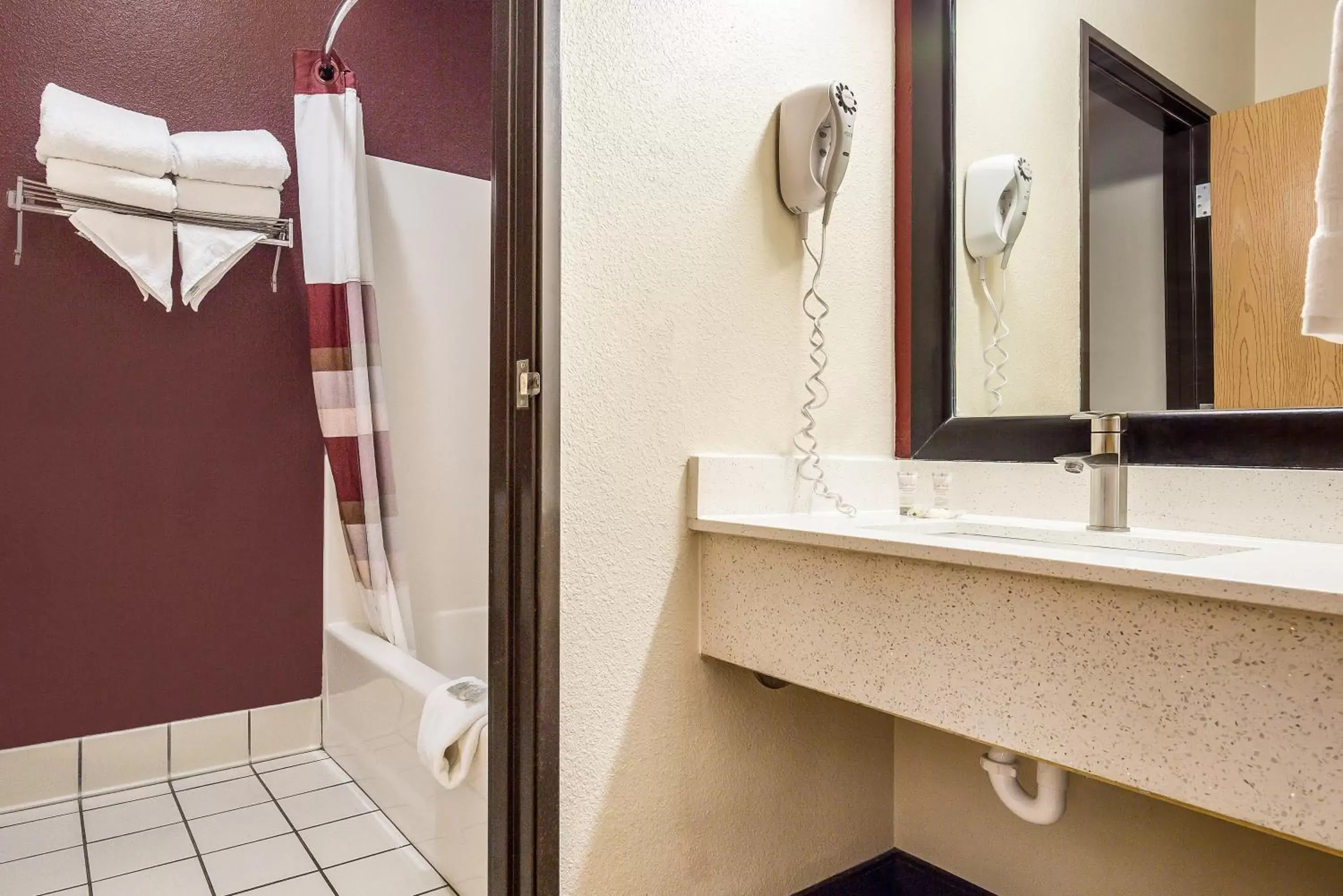 Bedroom, Bathroom in Red Roof Inn St Louis - Troy, IL