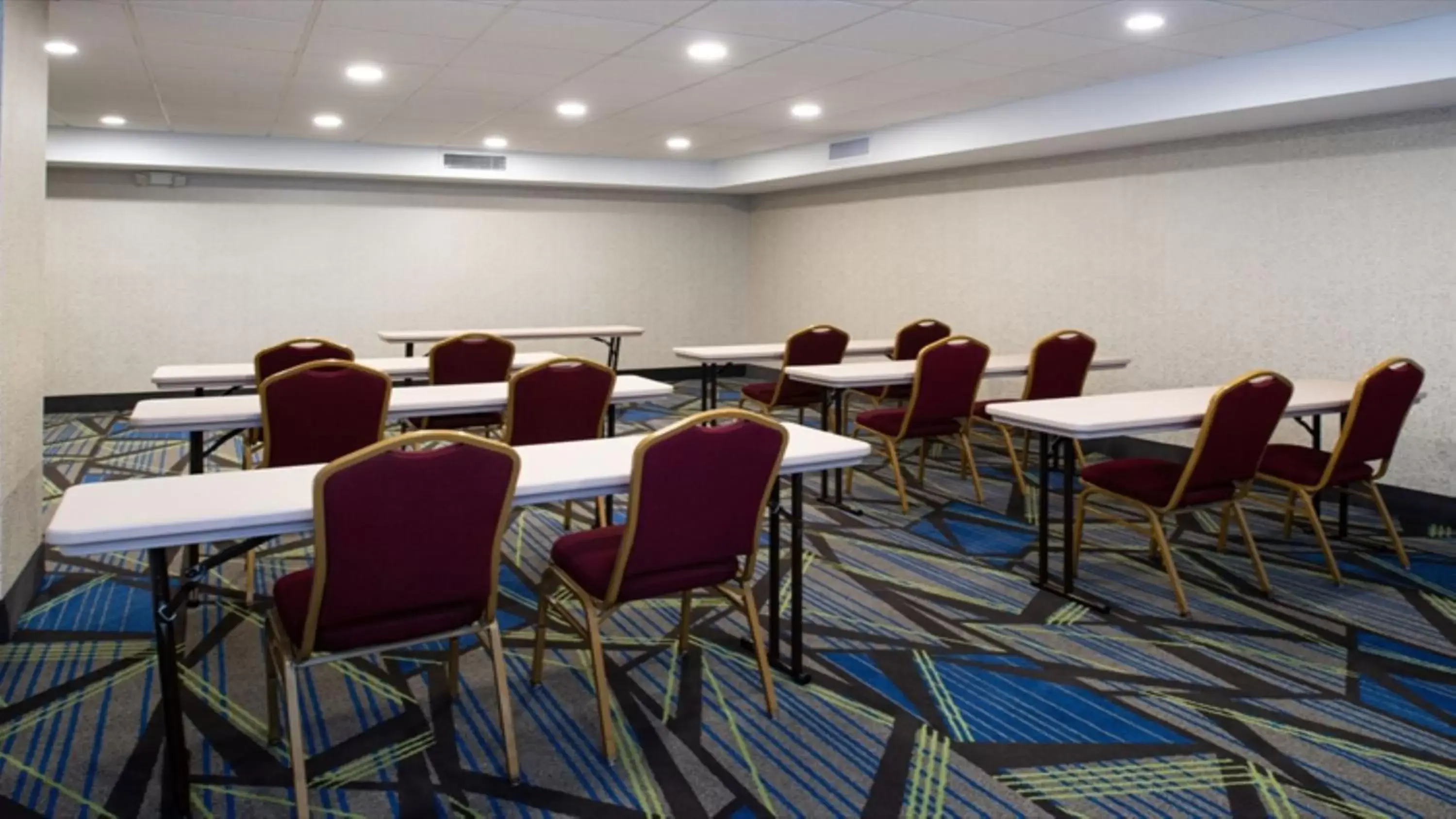 Meeting/conference room in Holiday Inn Express Cincinnati West, an IHG Hotel