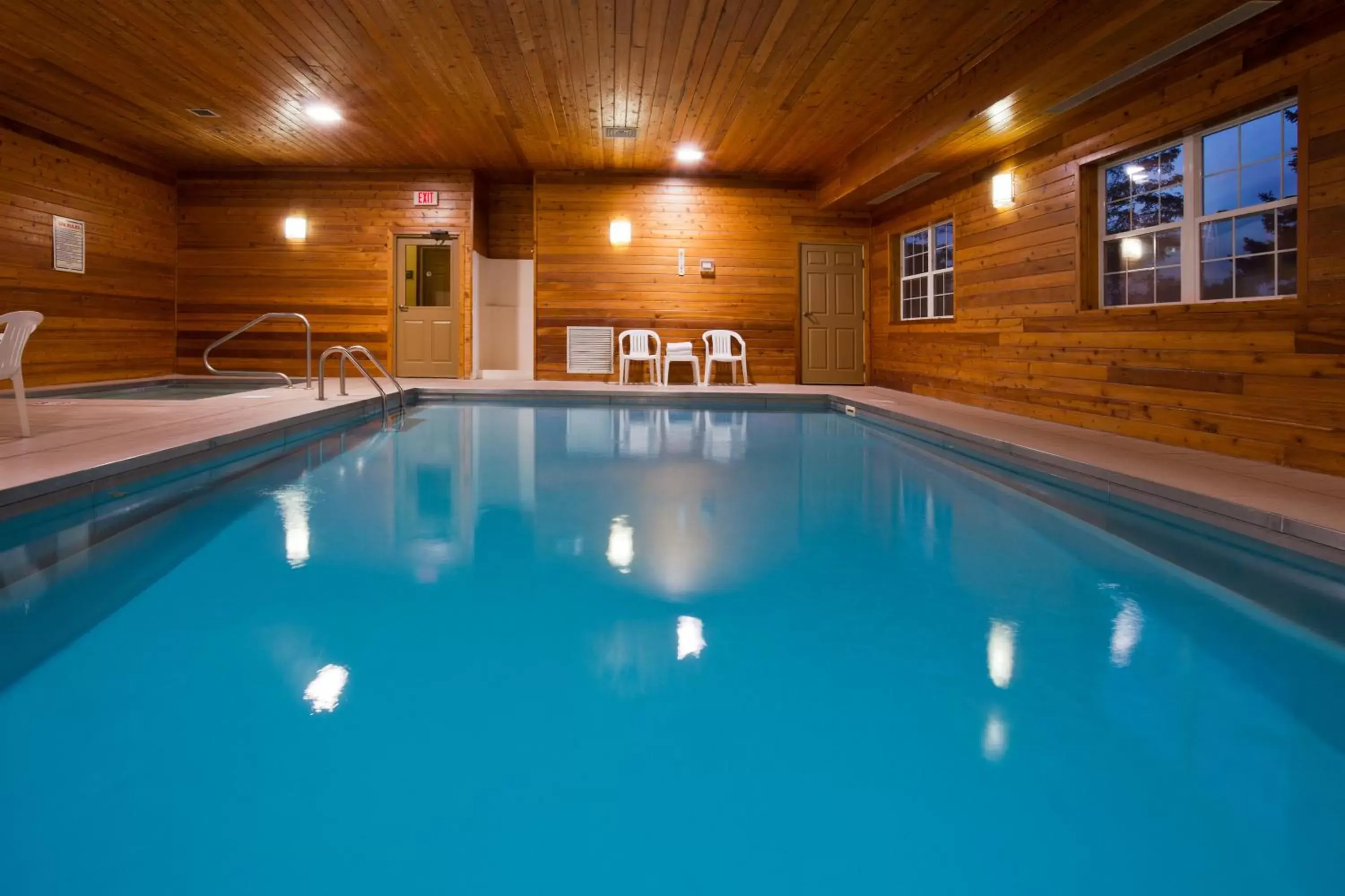 Night, Swimming Pool in Country Inn & Suites by Radisson, Dakota Dunes, SD