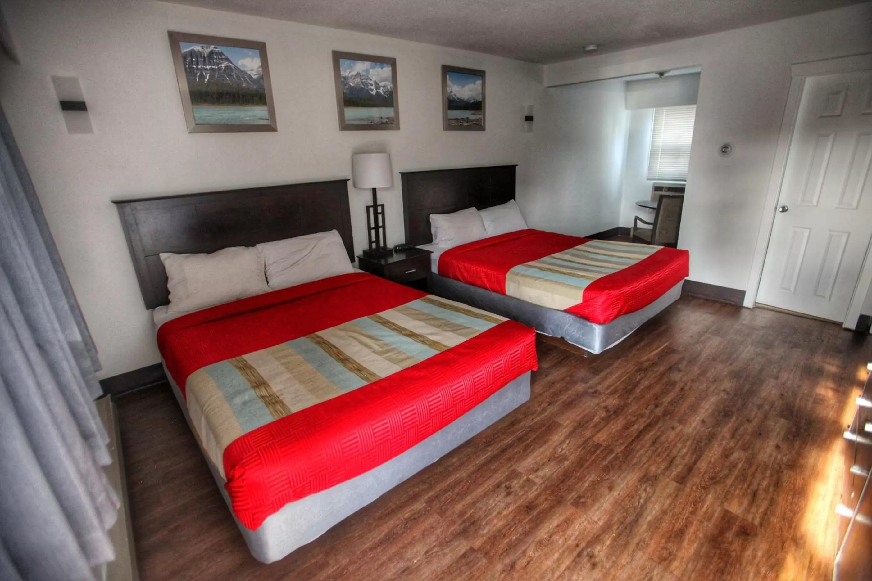 Bed in Best Budget Inn & Suites Kamloops