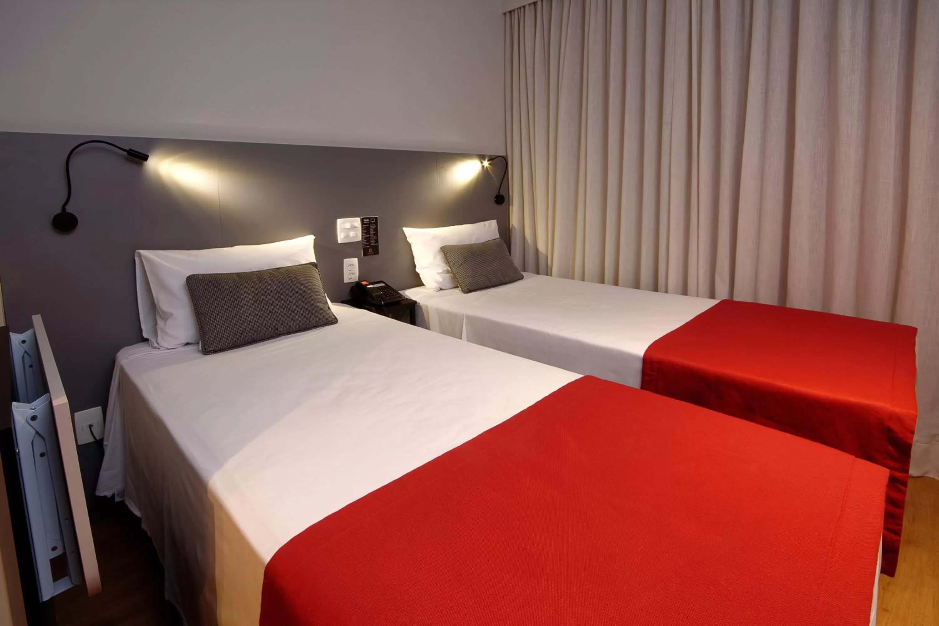 Bed in Golden Tower Express Berrini by Fênix Hotéis