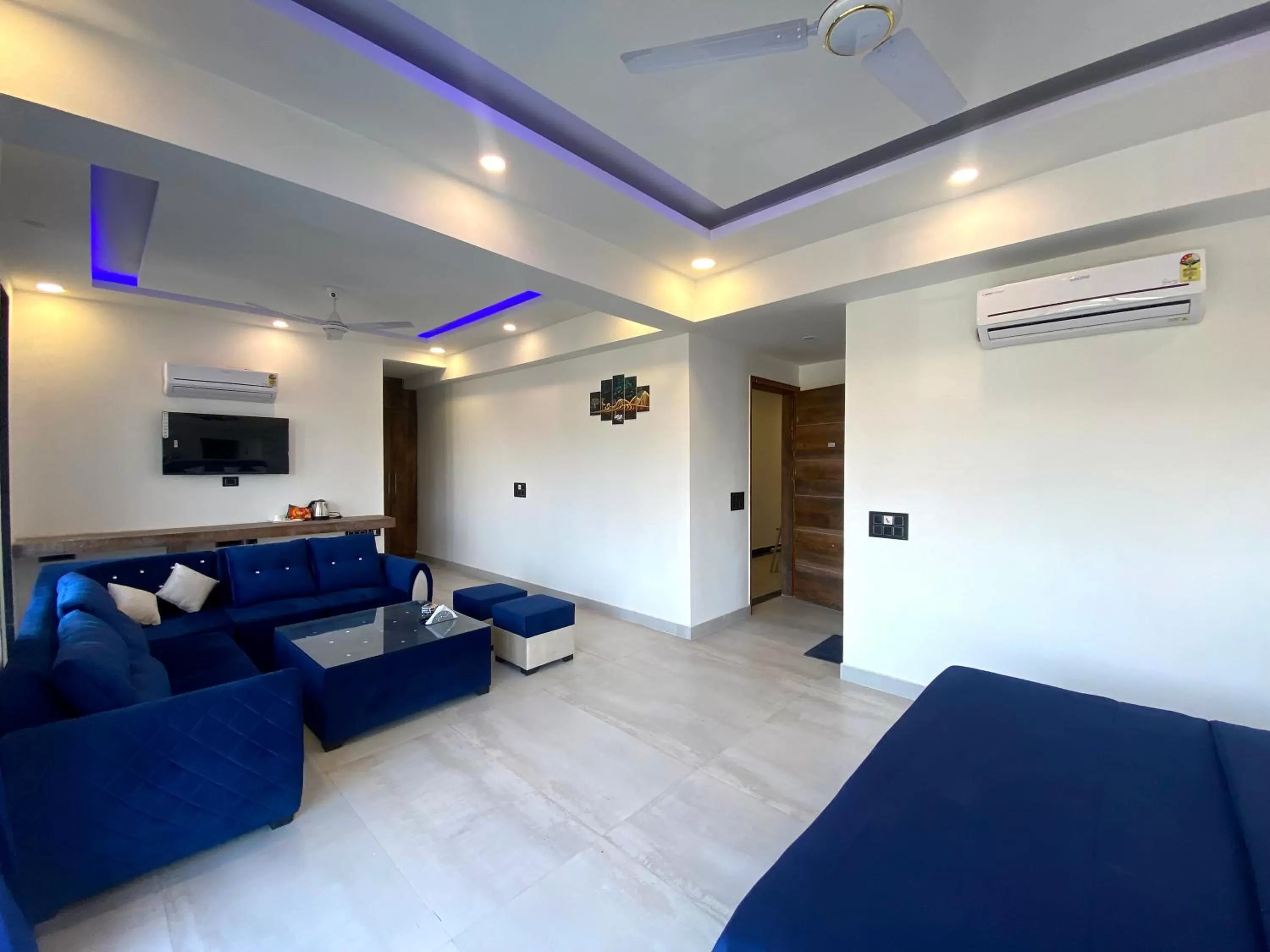 Bed, Seating Area in The Metro Stay By F9 Hotels-Near Sector 18 Metro Station Noida